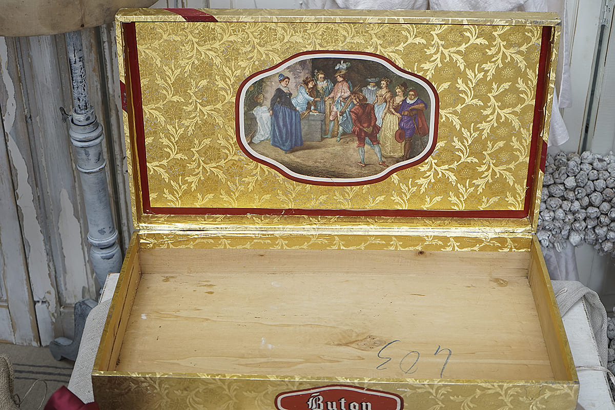 Vintage Schachtel mit goldenem Muster und historischer Malerei auf dem Deckel