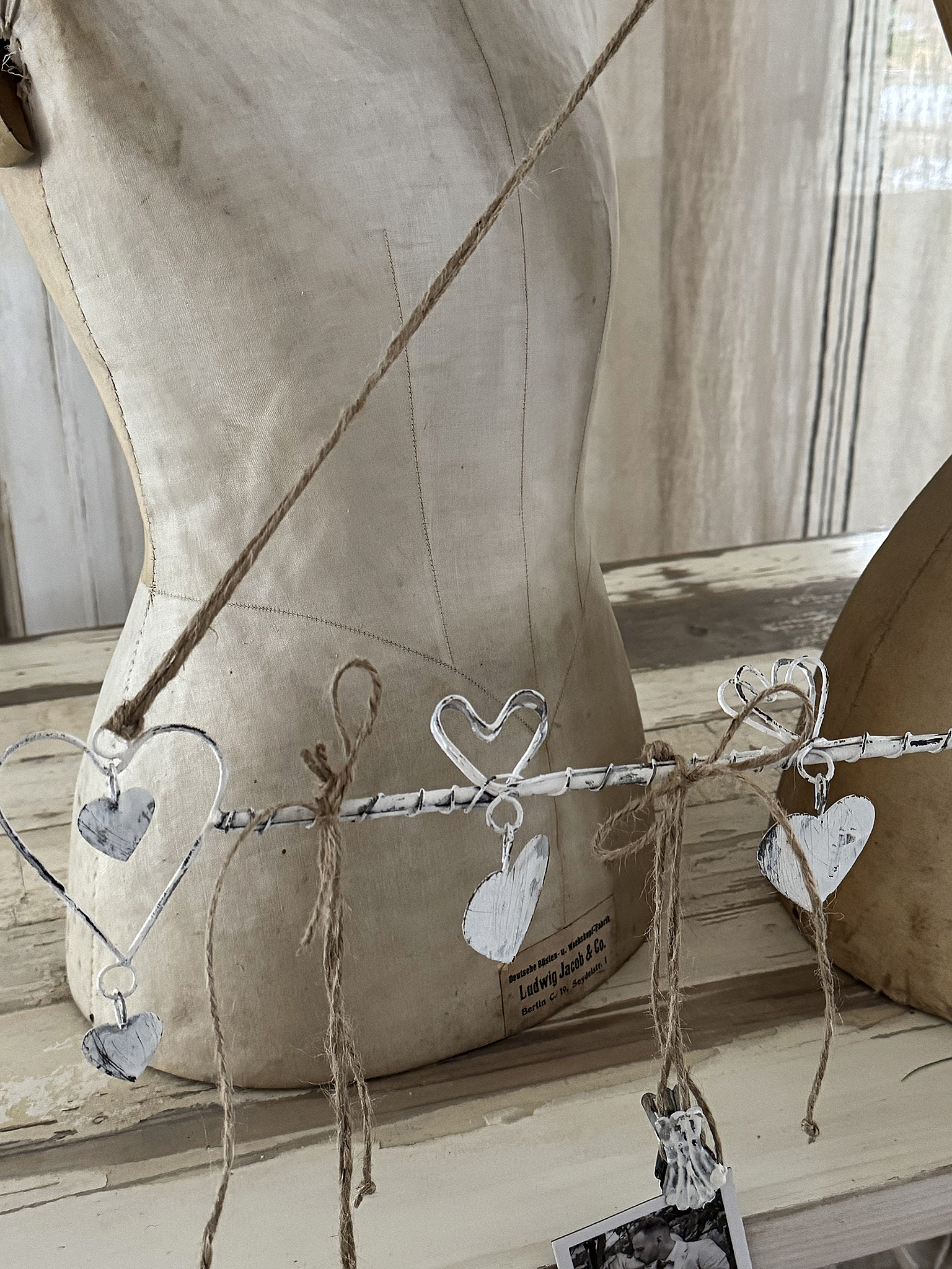  Süße, filigrane Hakenleiste im weißen Shabby-Kleid – ein herziger Blickfang***