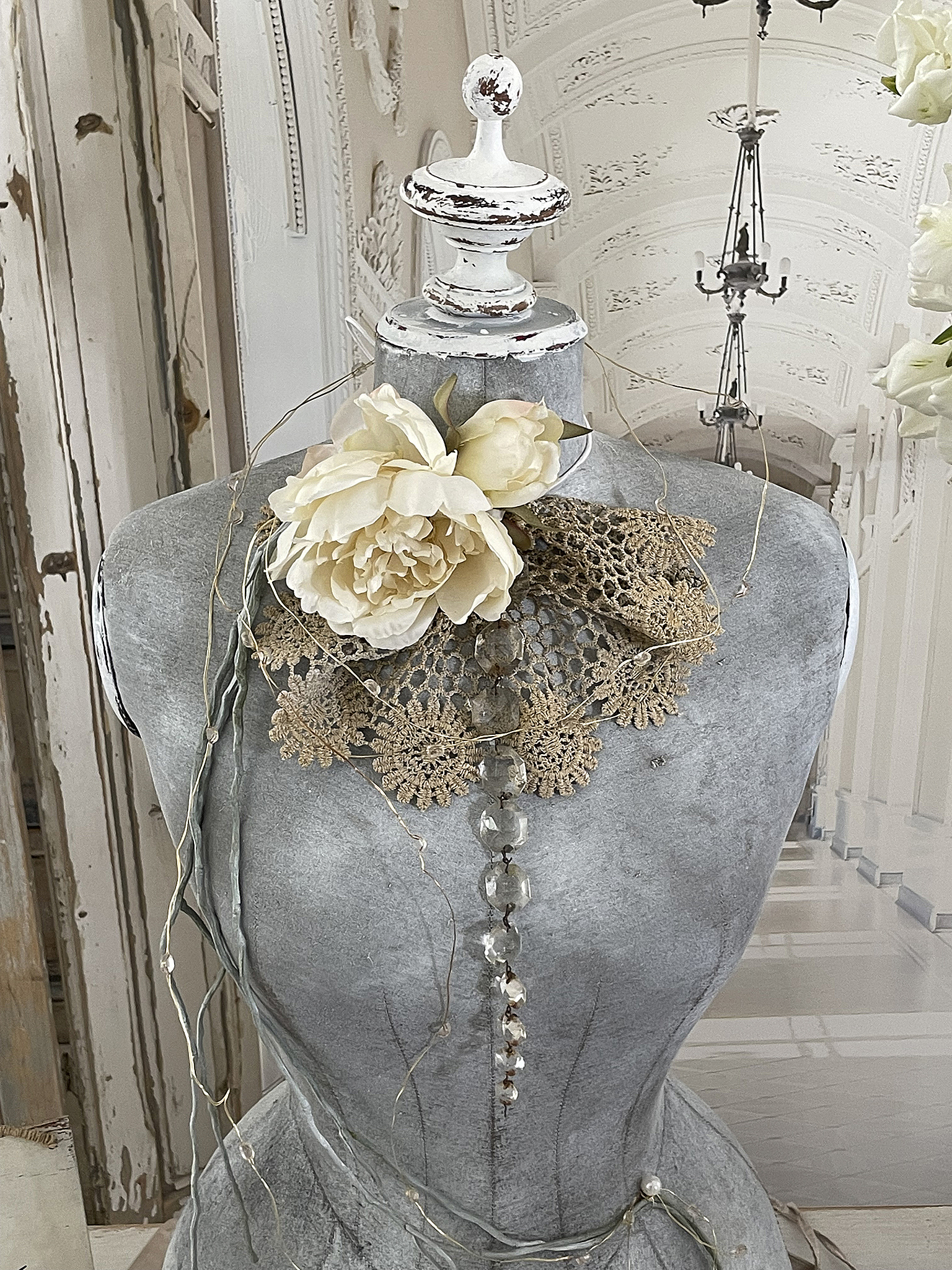 Mannequin mit einem kunstvollen Blumenarrangement und Spitze, ideal für dekorative Displays