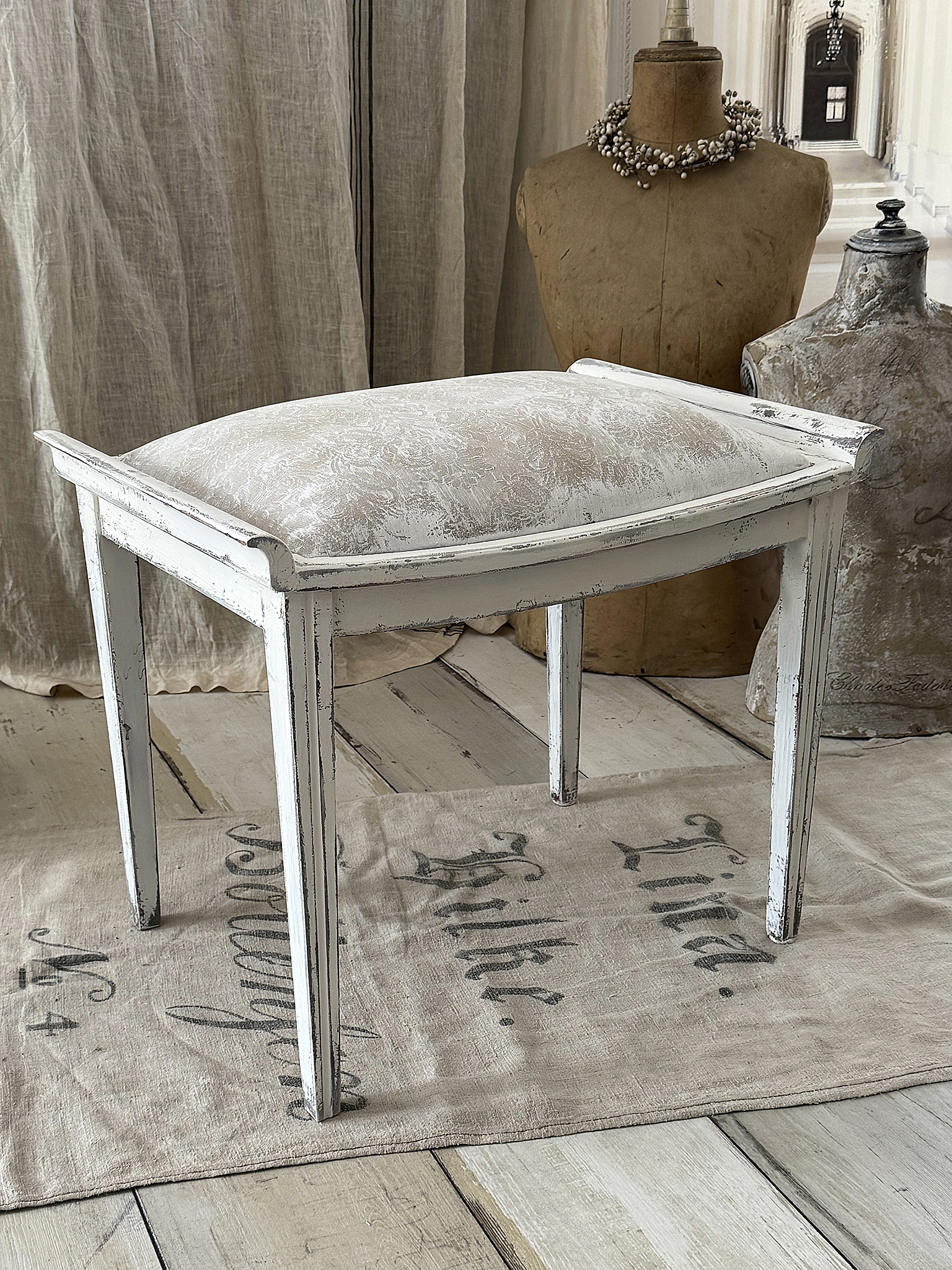 Alter Polsterhocker mit elegantem Shabby-Chic-Charme***