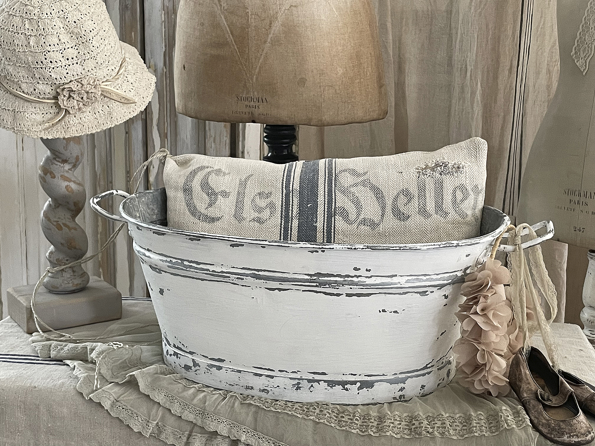 Alte Shabby-Zinkwanne im weißen Kleid***