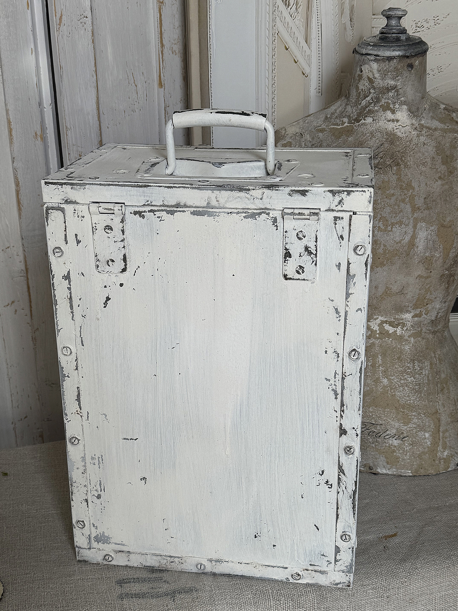 Alte Shabby-Holzkiste mit Metallbeschlägen – Vintage trifft Industriecharme***