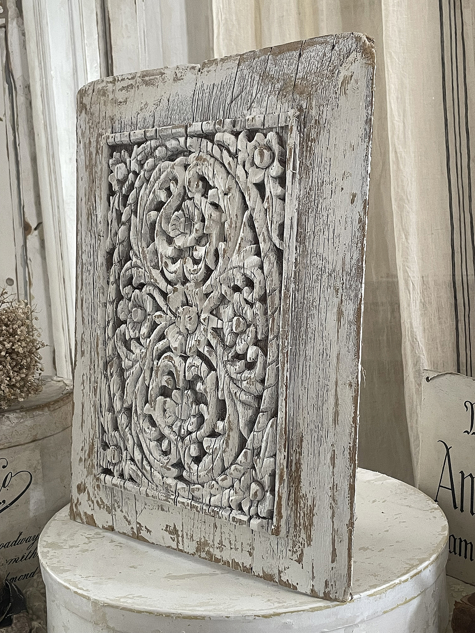 Dekorativer Holzrelief mit floralen Motiven für rustikale Wohnkultur Holzrelief mit feinen floralen Schnitzereien, perfekt für die Dekoration