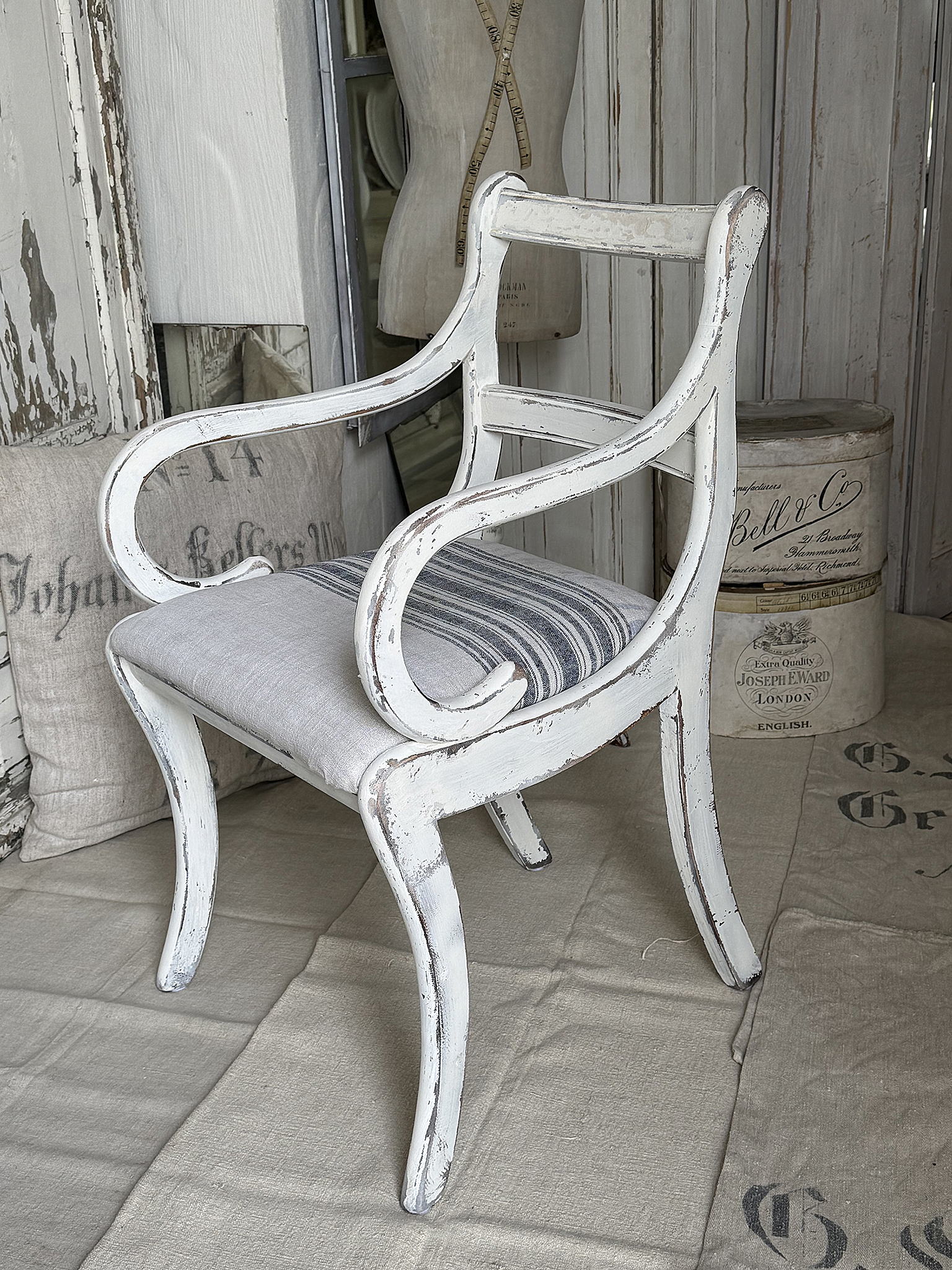 Geschwungener Armlehnenstuhl im Shabby Chic – Vintage Vollholzstuhl mit altem Mehlsack***