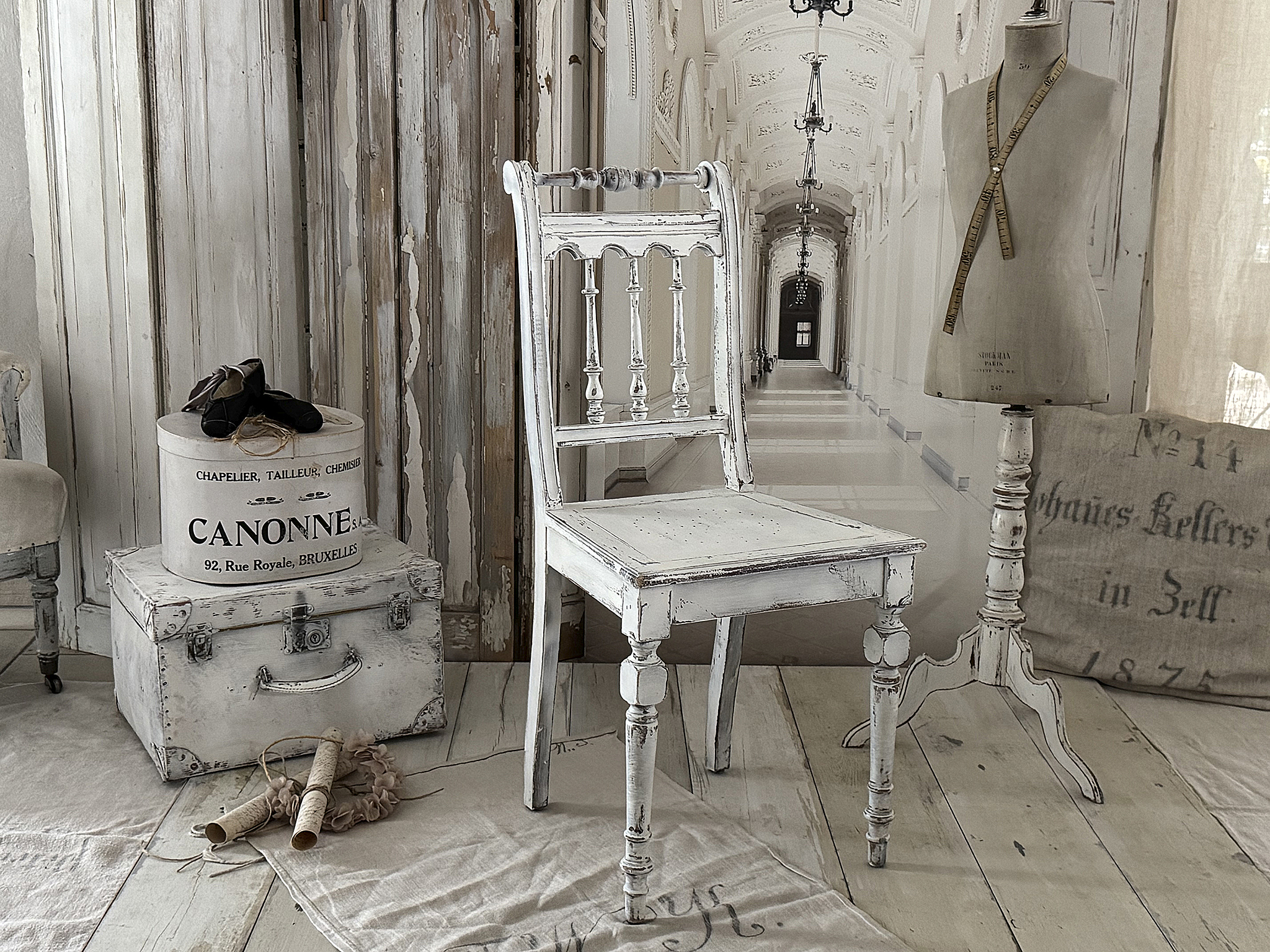 Antiker Gründerzeitstuhl im mattweißen Shabby-Kleid – charmant und zeitlos***
