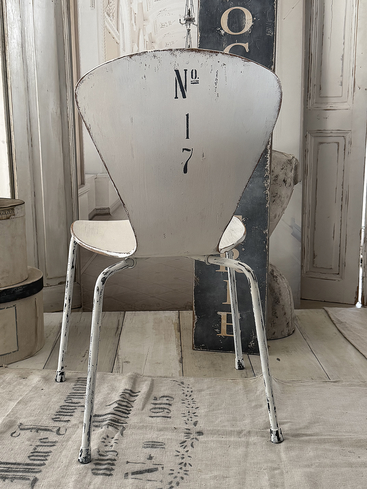 Vintage Shabby-Chic Stuhl – authentisches Mid-Century-Design mit Number 17***