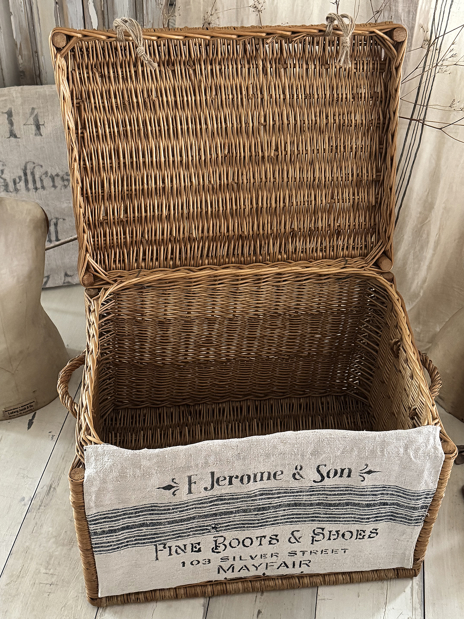 Großer Vintage-Weidenkorb mit Klappdeckel ein charaktervolles Einzelstück für eure Wohnwelt***