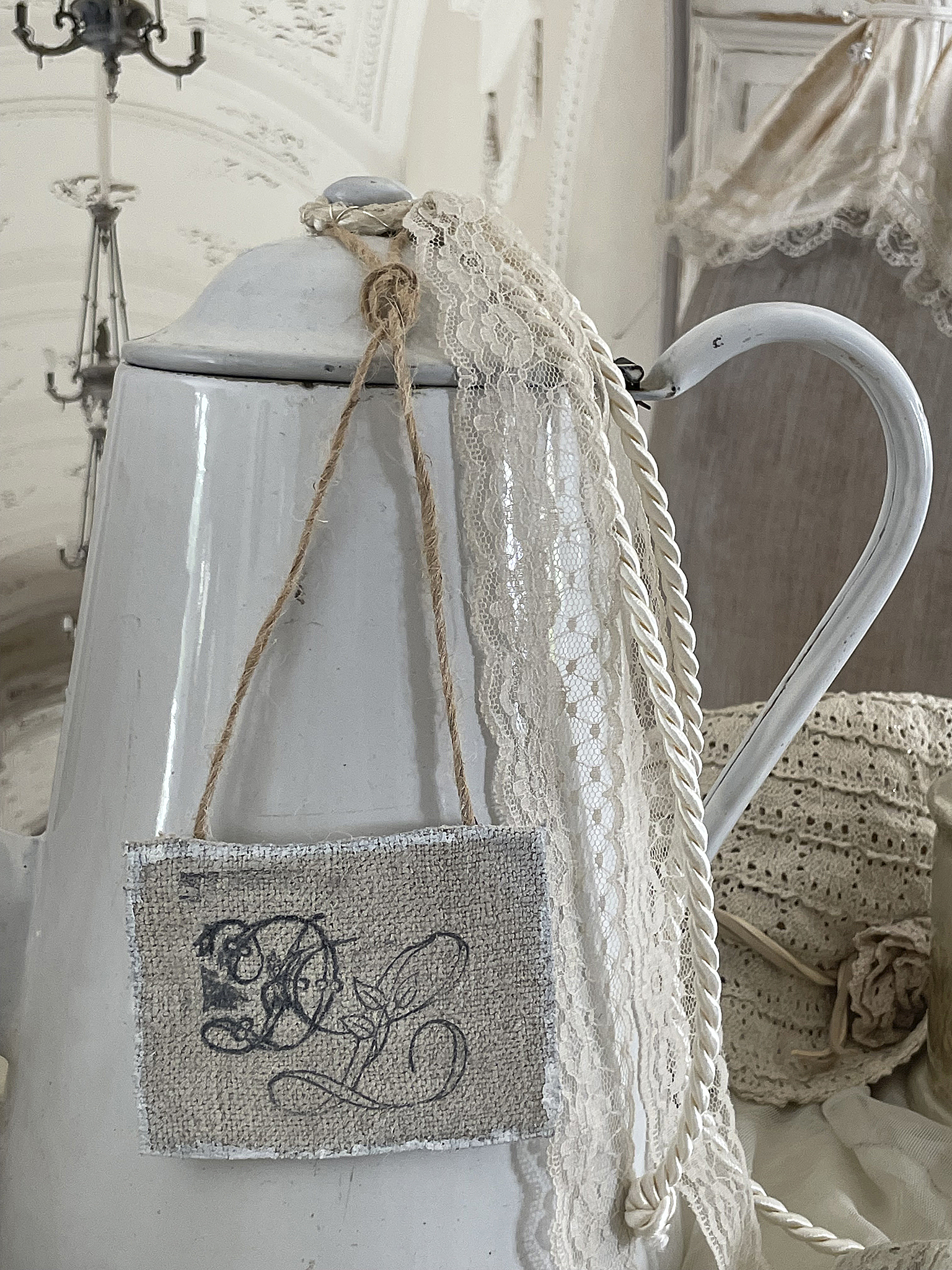 Große weiße Emaille-Kanne mit Vintage-Deko*** Große weiße Emaille-Kanne mit Vintage-Deko***