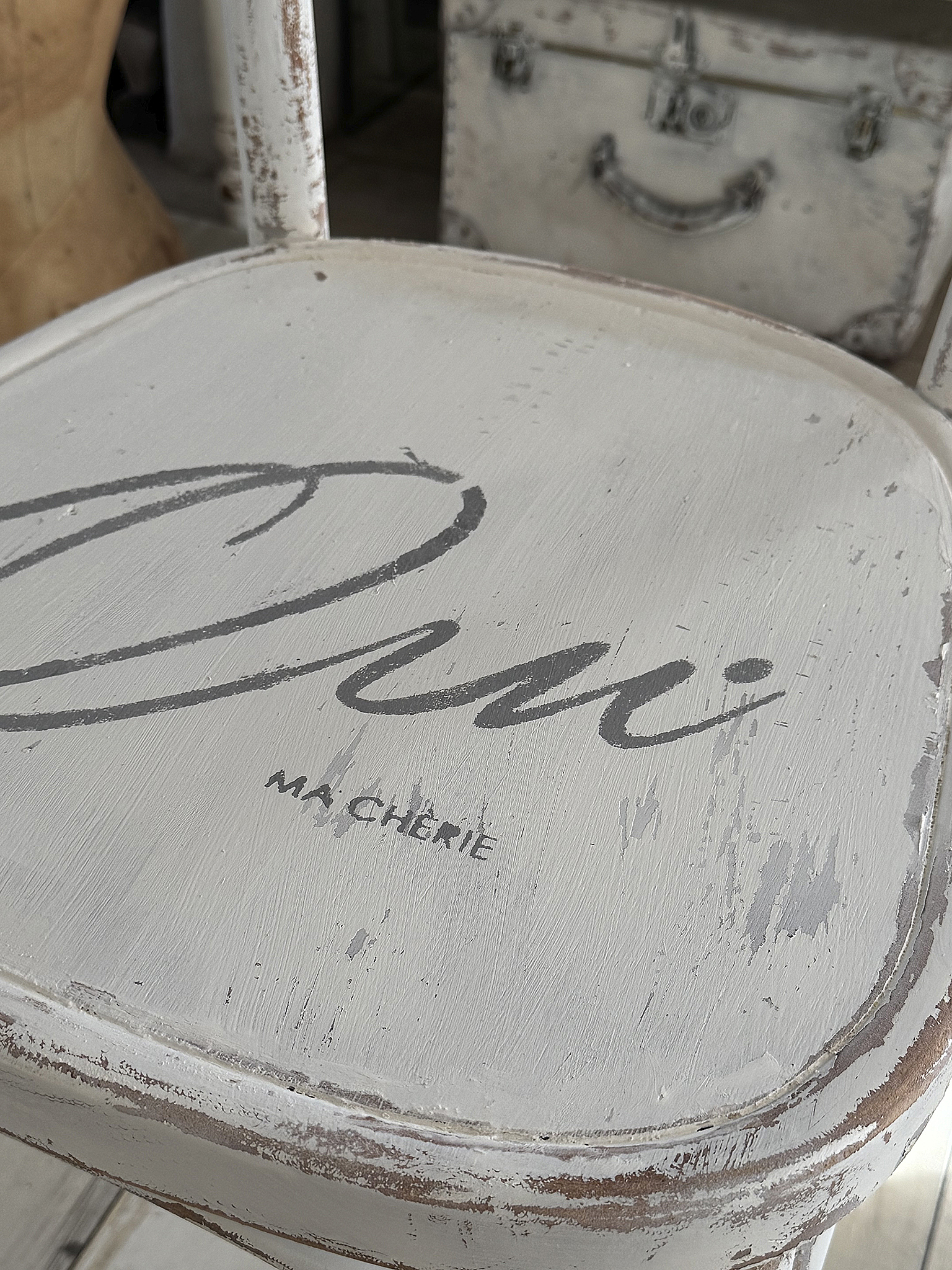 Alter Bugholzstuhl mit Shabbykleid Qui Ma Cherie***