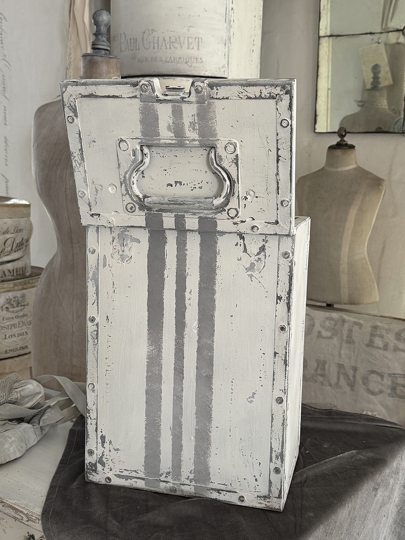 Alte Shabby-Holzkiste mit Metallbeschlägen – Vintage trifft Industriecharme***