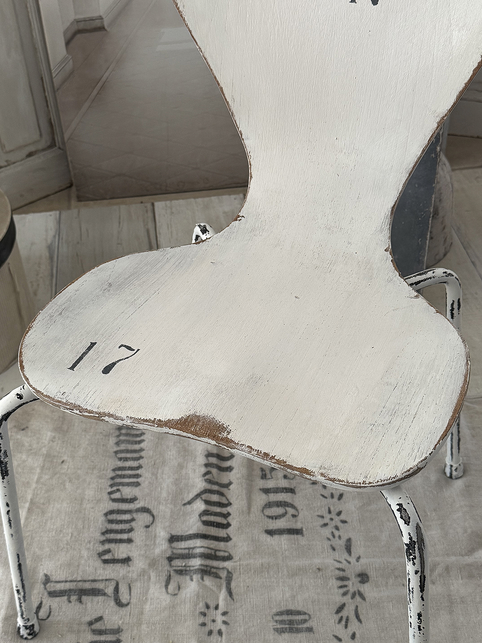 Vintage Shabby-Chic Stuhl – authentisches Mid-Century-Design mit Number 17***