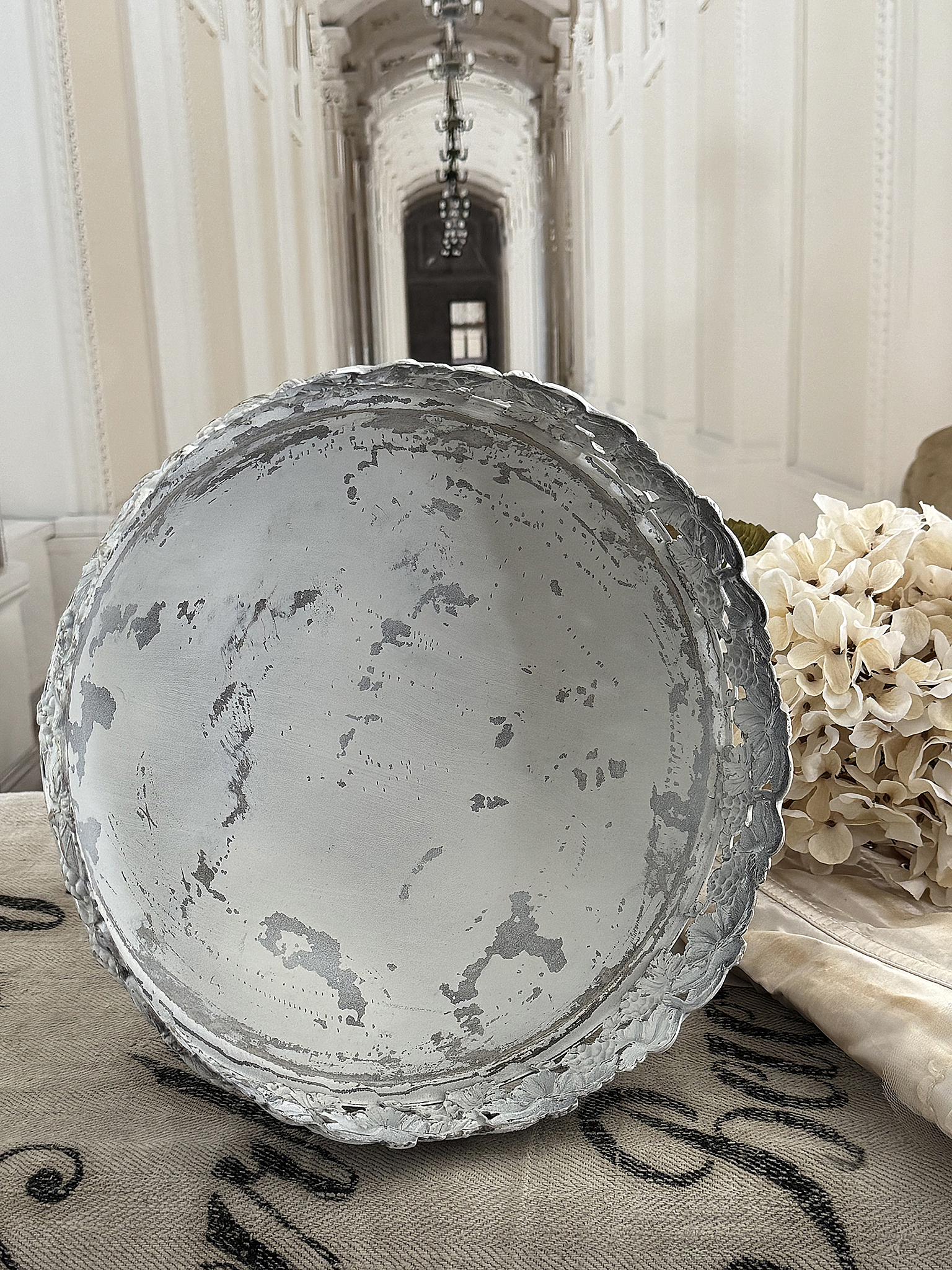  Eine alte, runde Fußschale im weißen Kleid***