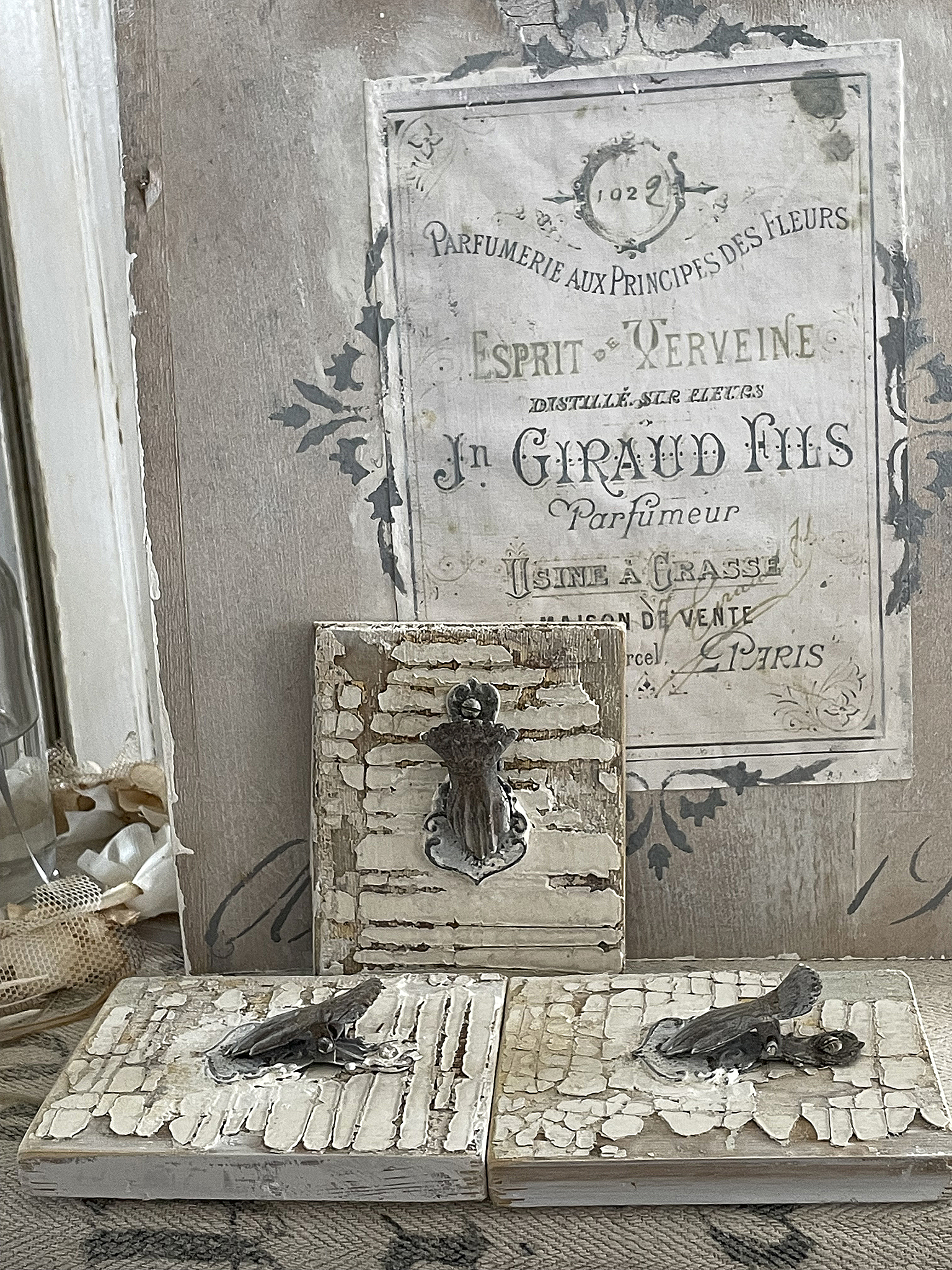 Antike Beschläge und Parfümetikett auf einem Vintage-Hintergrund