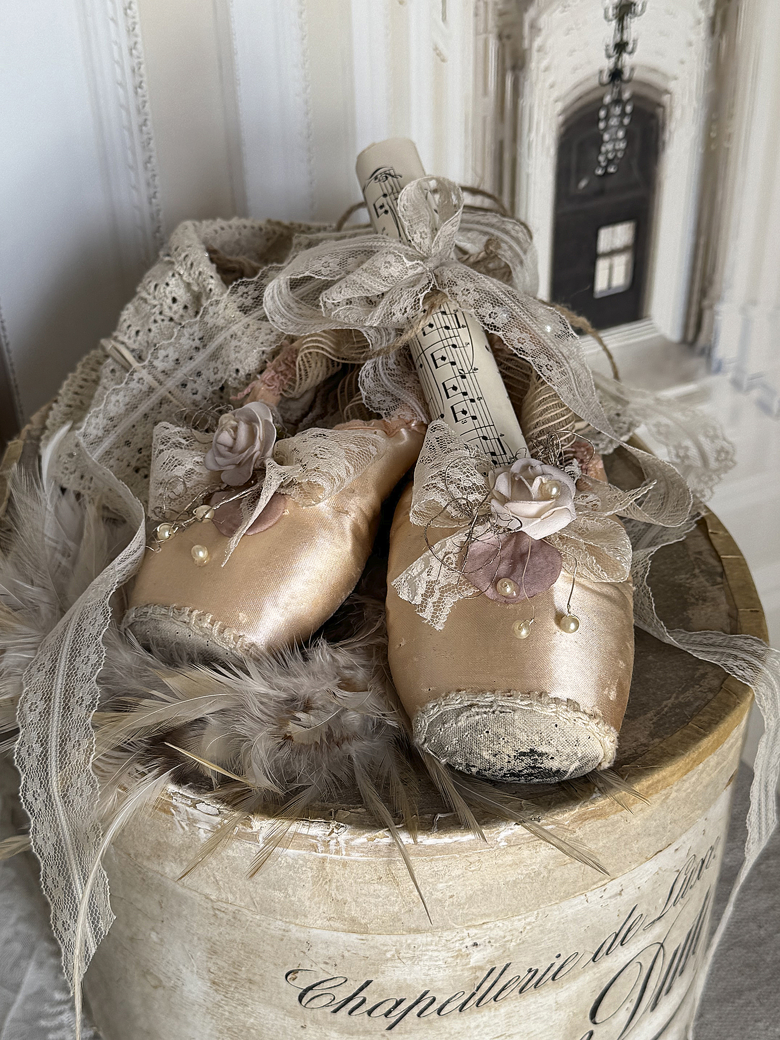 Reizende alte Spitzenschuhe – Poesie in zartem Vintage-Rosé***