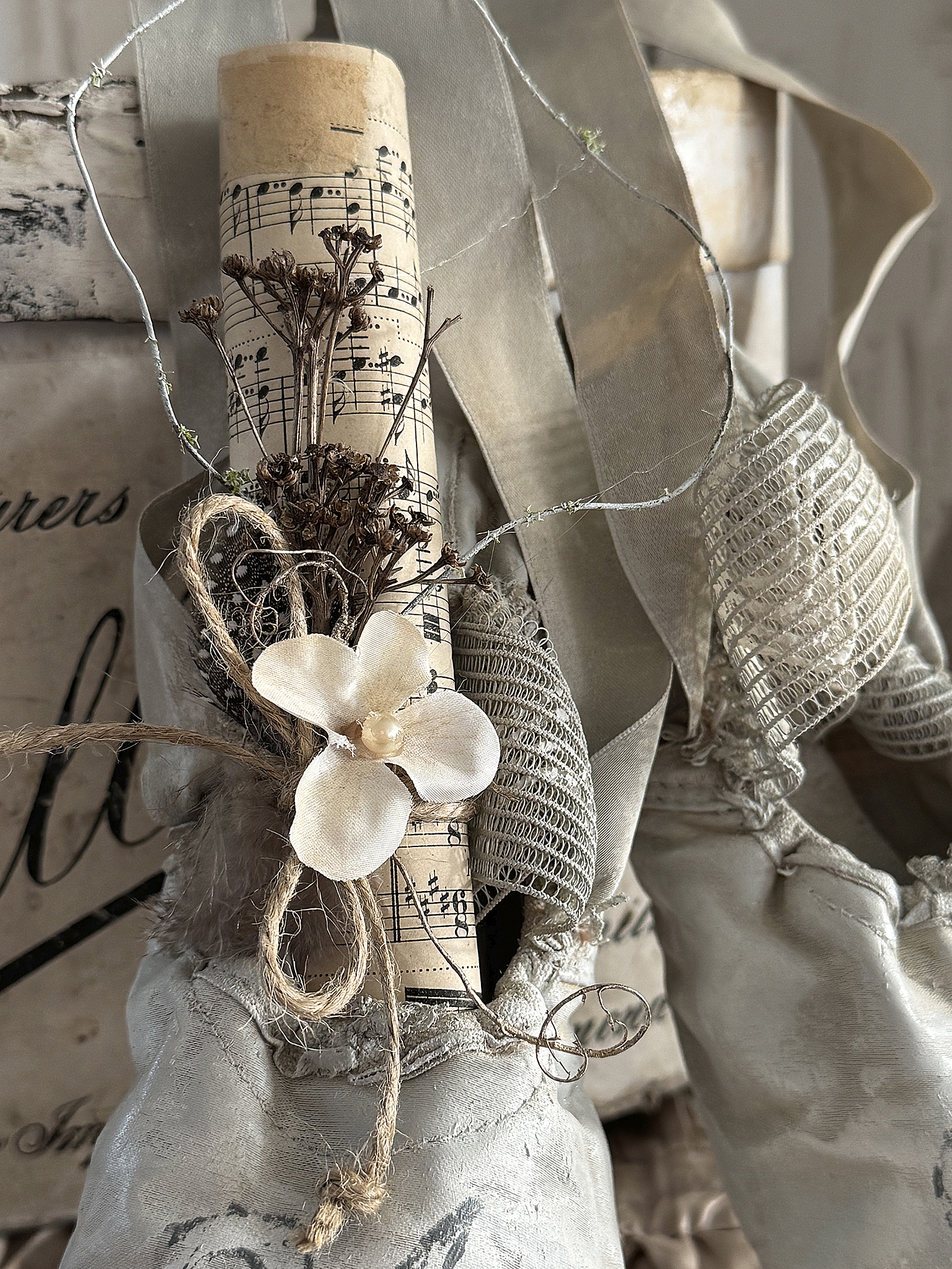 Alte Spitzenschuhe im weißen-zart grauen Vintagekleid mit Notenblatt***