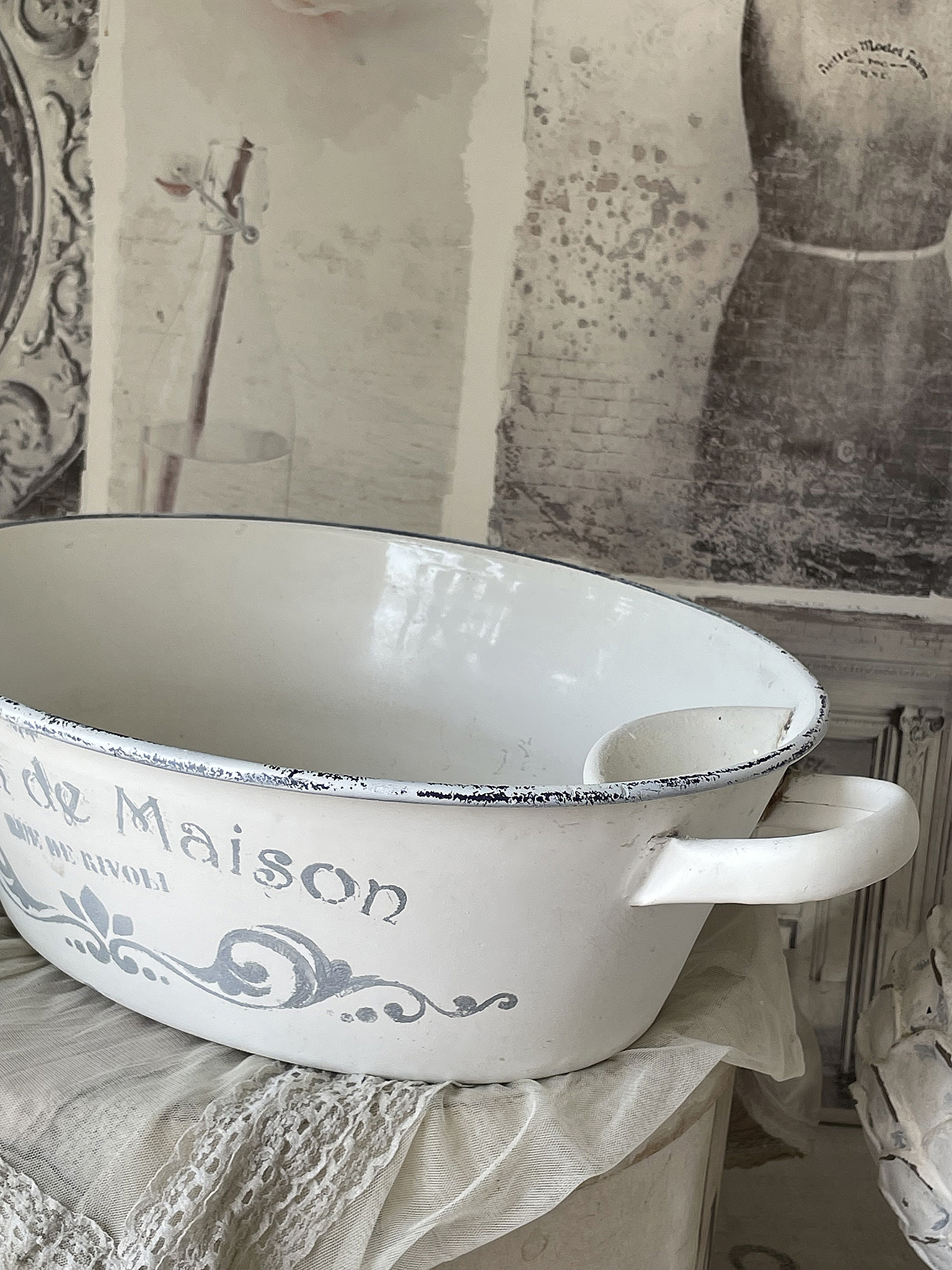 Schöne weiße Schüssel mit Vintage-Dekor für Heim und Küche Weiße Vintage-Schüssel mit dem Schriftzug 'de Maison', stilvoller Küchenartikel