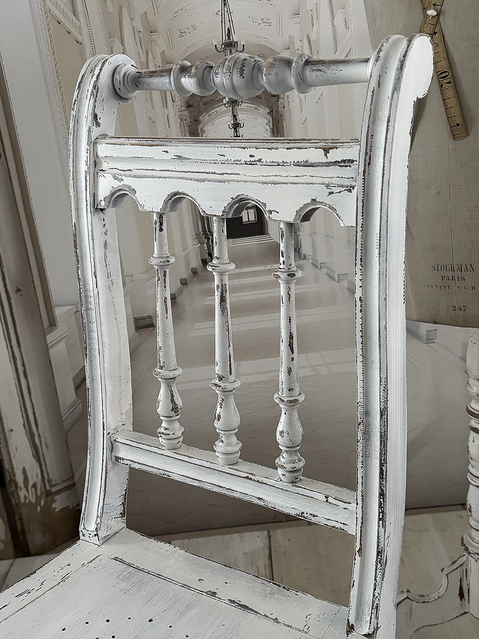 Antiker Gründerzeitstuhl im mattweißen Shabby-Kleid – charmant und zeitlos*** Antiker Gründerzeitstuhl im mattweißen Shabby-Kleid – charmant und zeitlos***