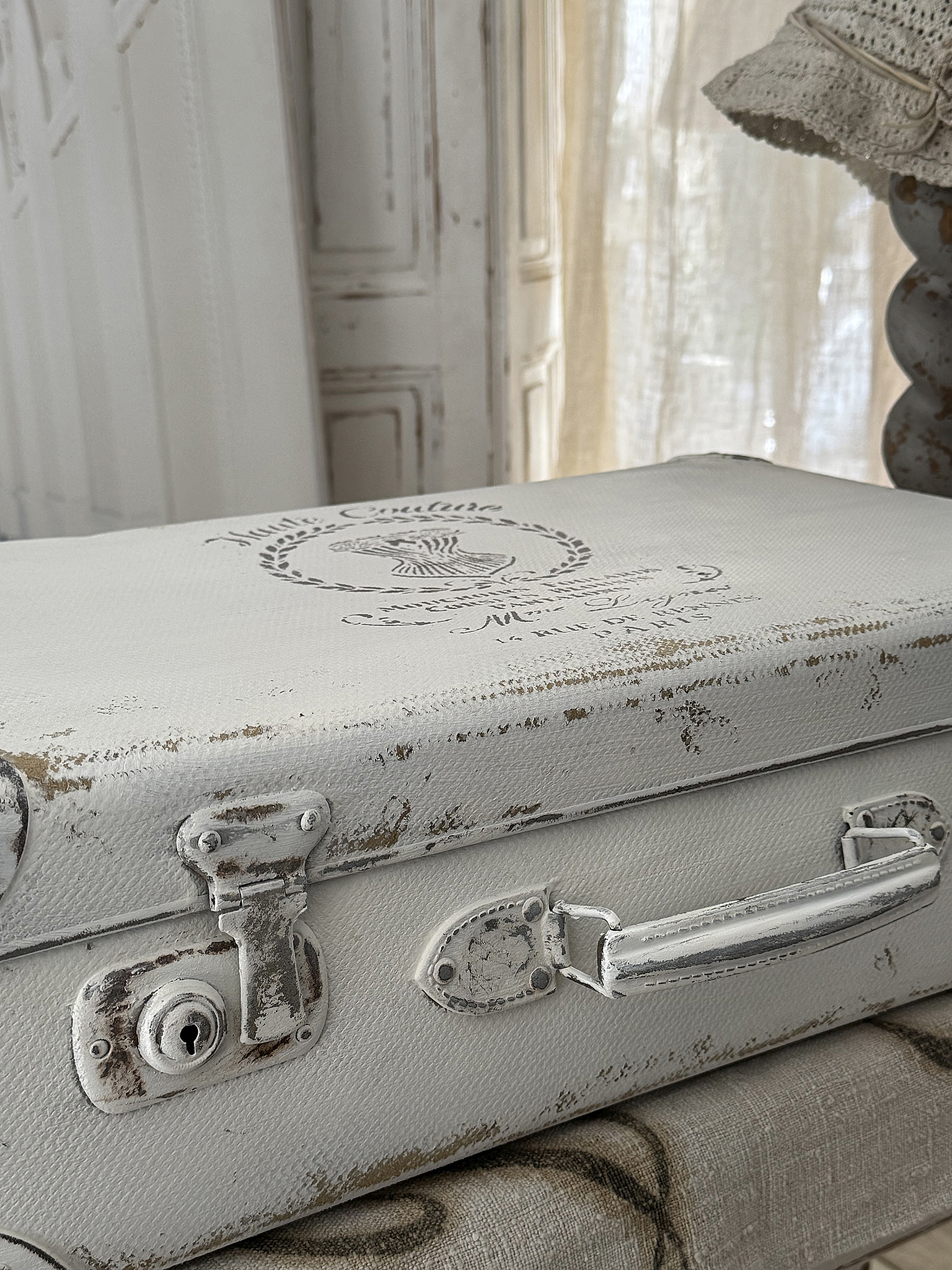 Alter Hartschalenkoffer „Haute Couture“ – Vintage Koffer im französischen Shabby Chic