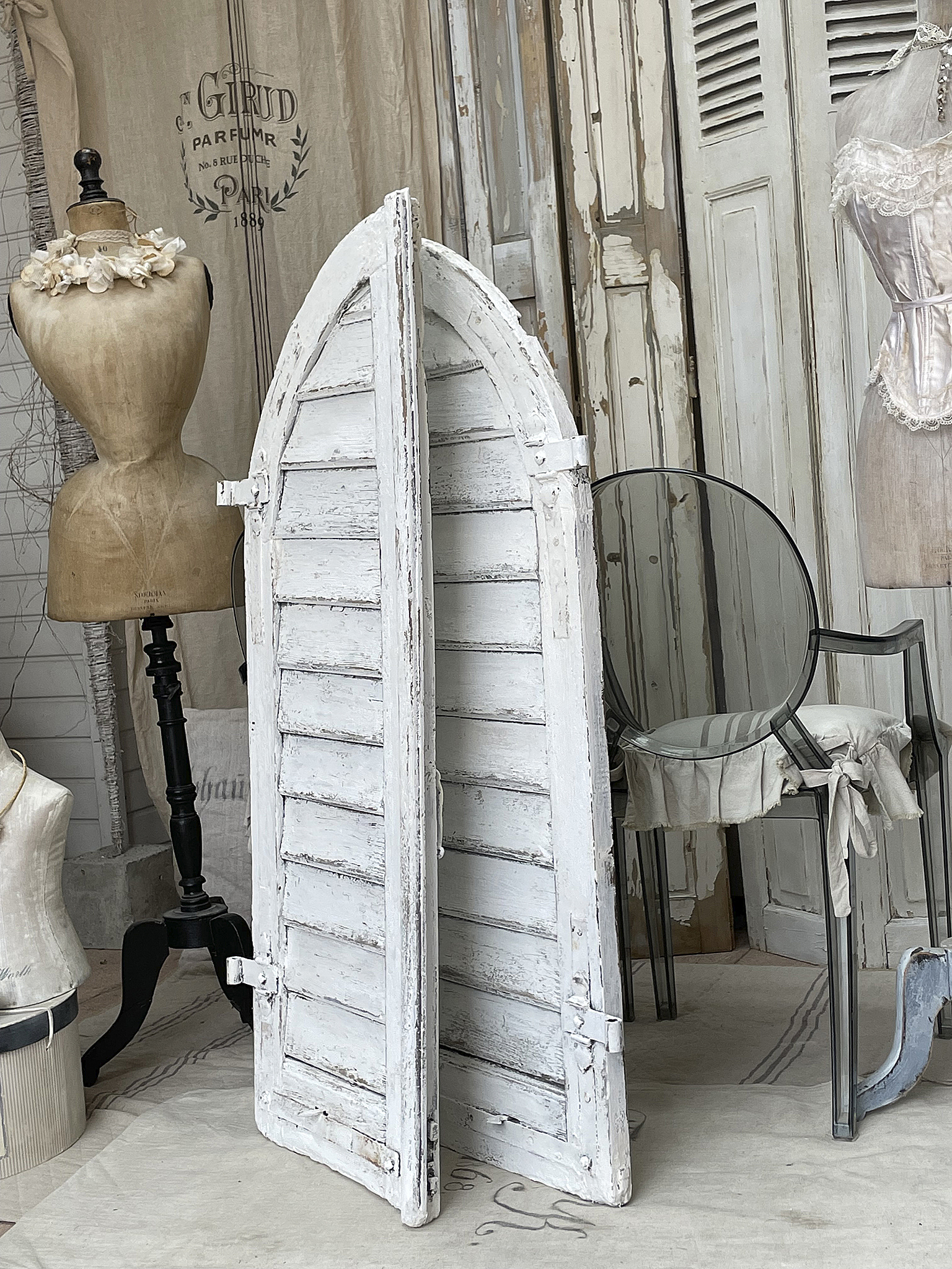 Dekorativer, vintage weißer Holzschild mit nostalgischem Charme Vintage Holzschild in Weiß, ideal für romantische Einrichtung und Dekoration.
