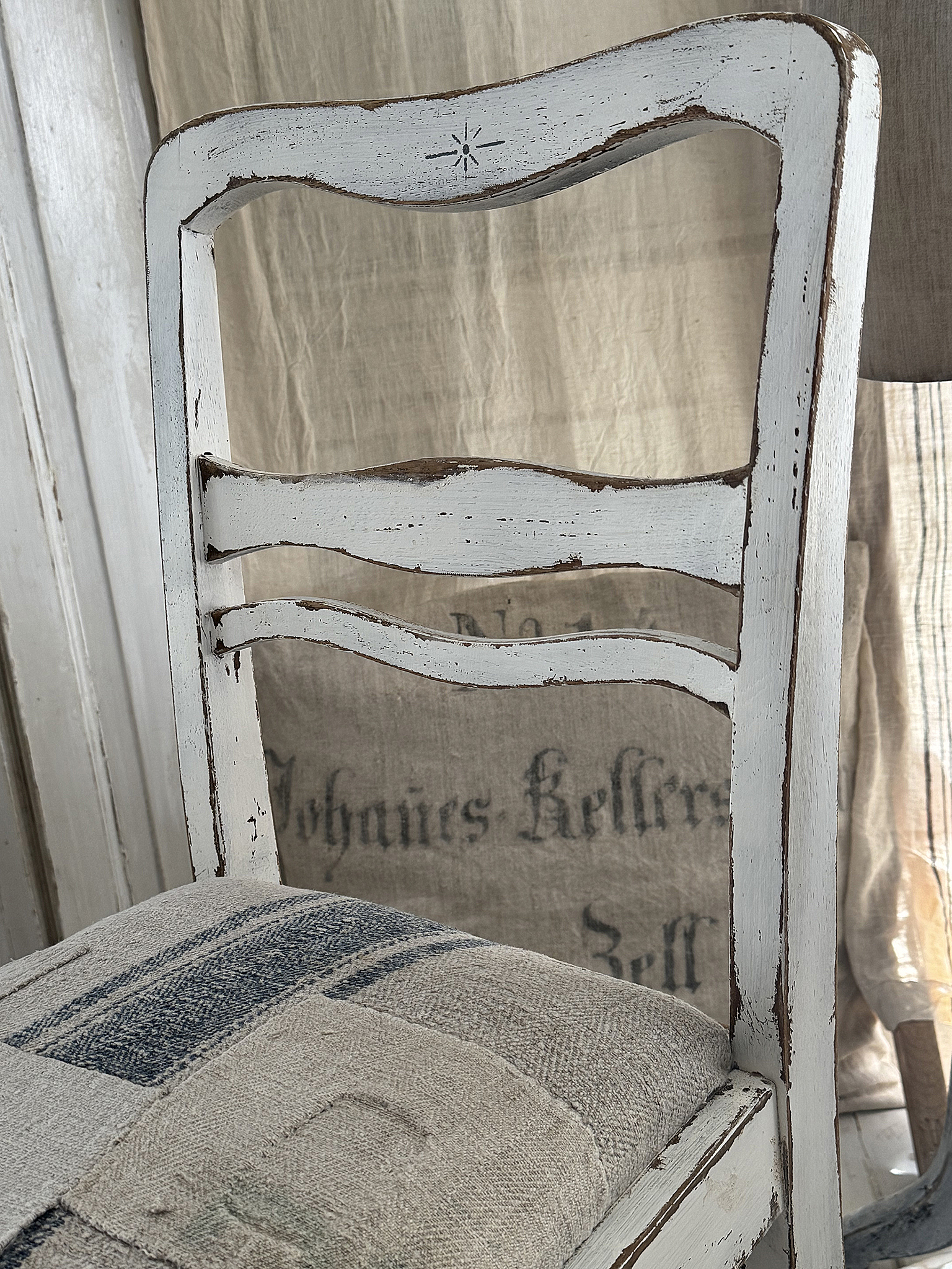 Alter Polsterstuhl mit Mehlsack Shabby-pur***