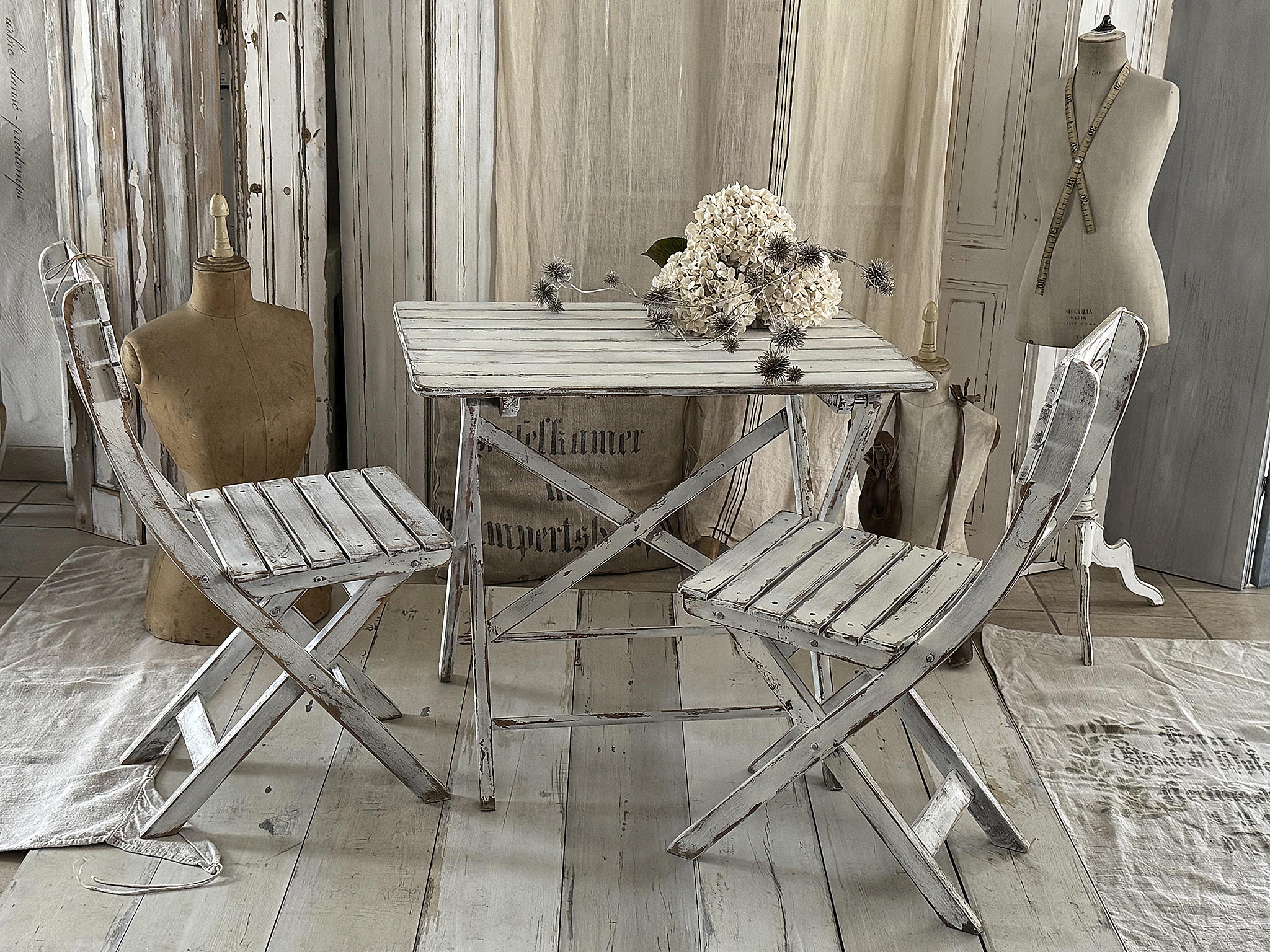 Alter, süßer Klappstuhl im weißen Shabby-Kleid – ein Vintage-Liebling mit Herz***