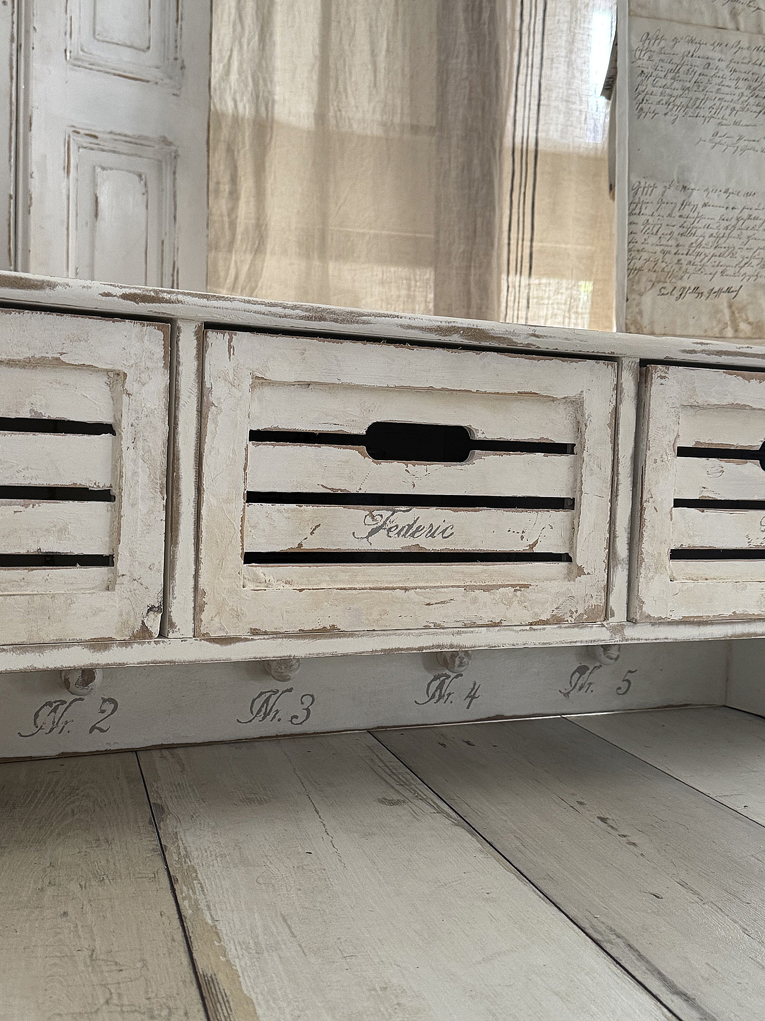 Charmantes Shabby-Hängeregal mit französischem Flair***