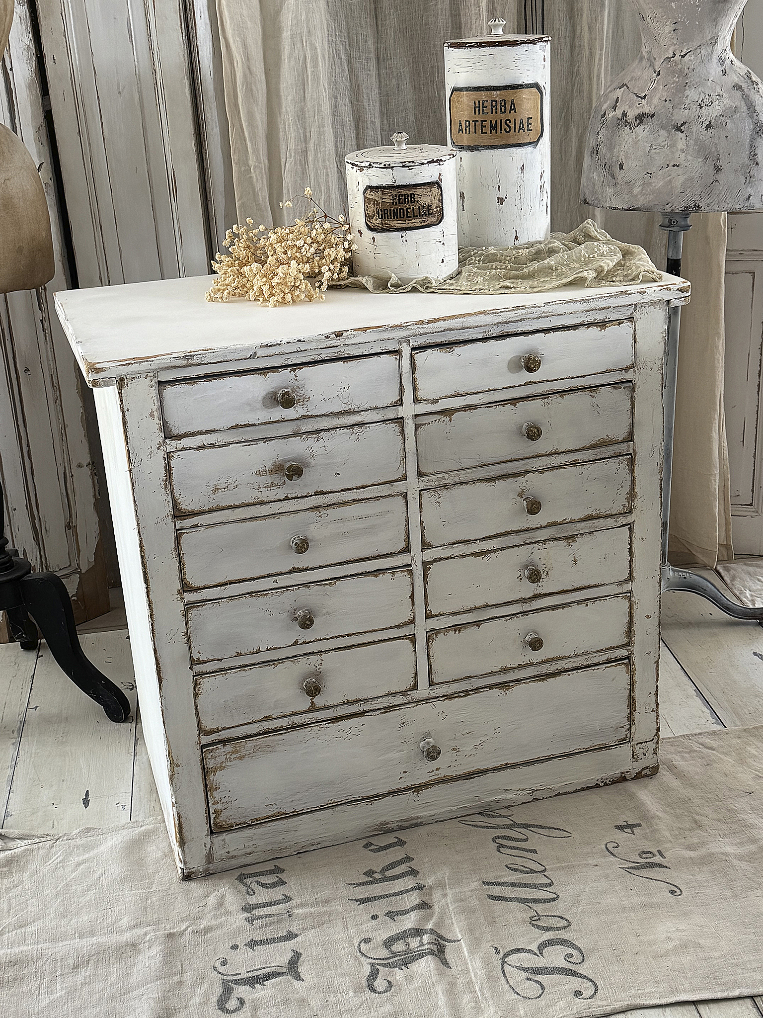 Alter Schubladenschrank aus Vollholz mit 11 Schubladen – Originaler Shabby-Charme***