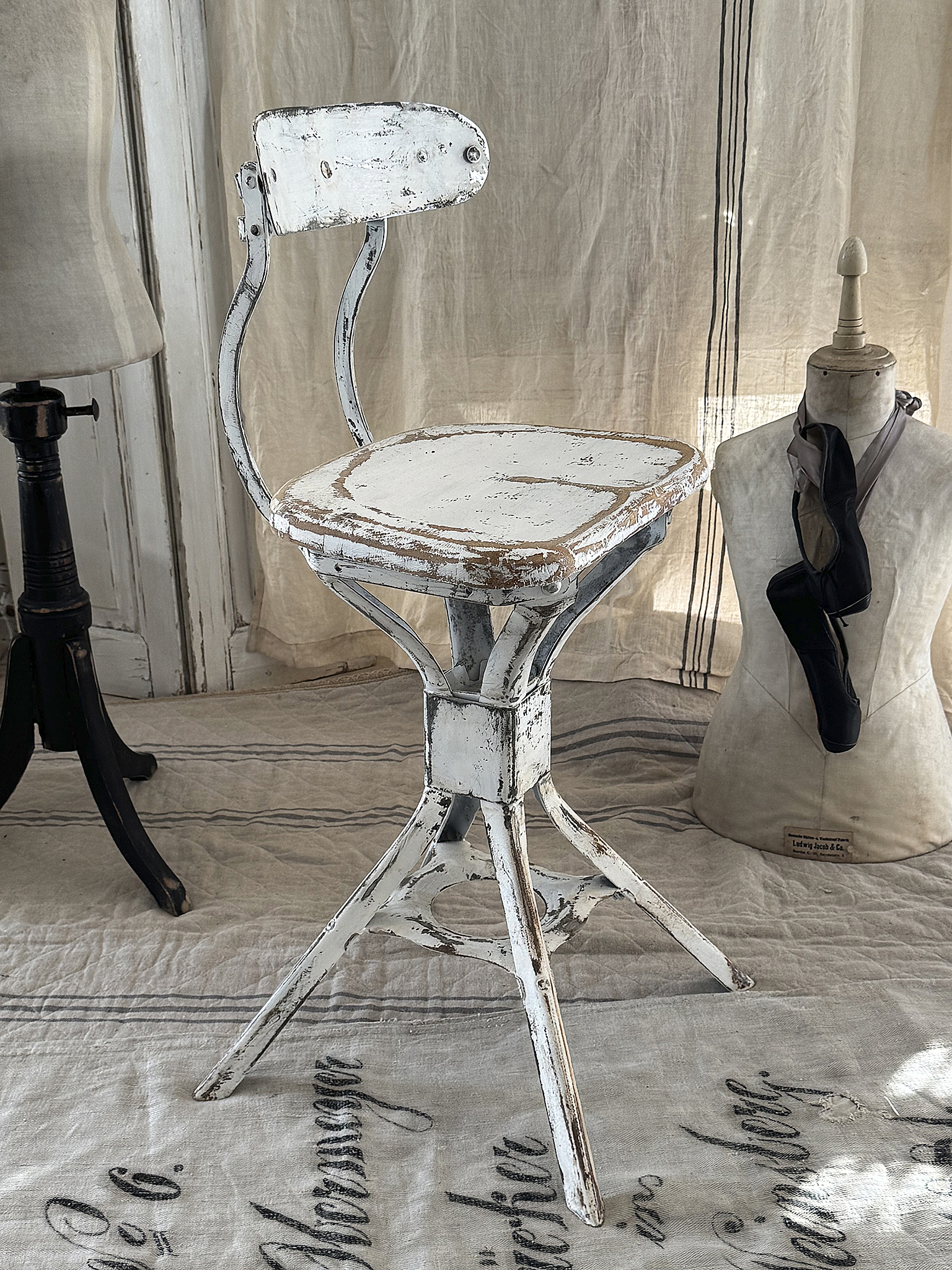 Alter Werkstatt-Loft Stuhl im Shabbykleid***