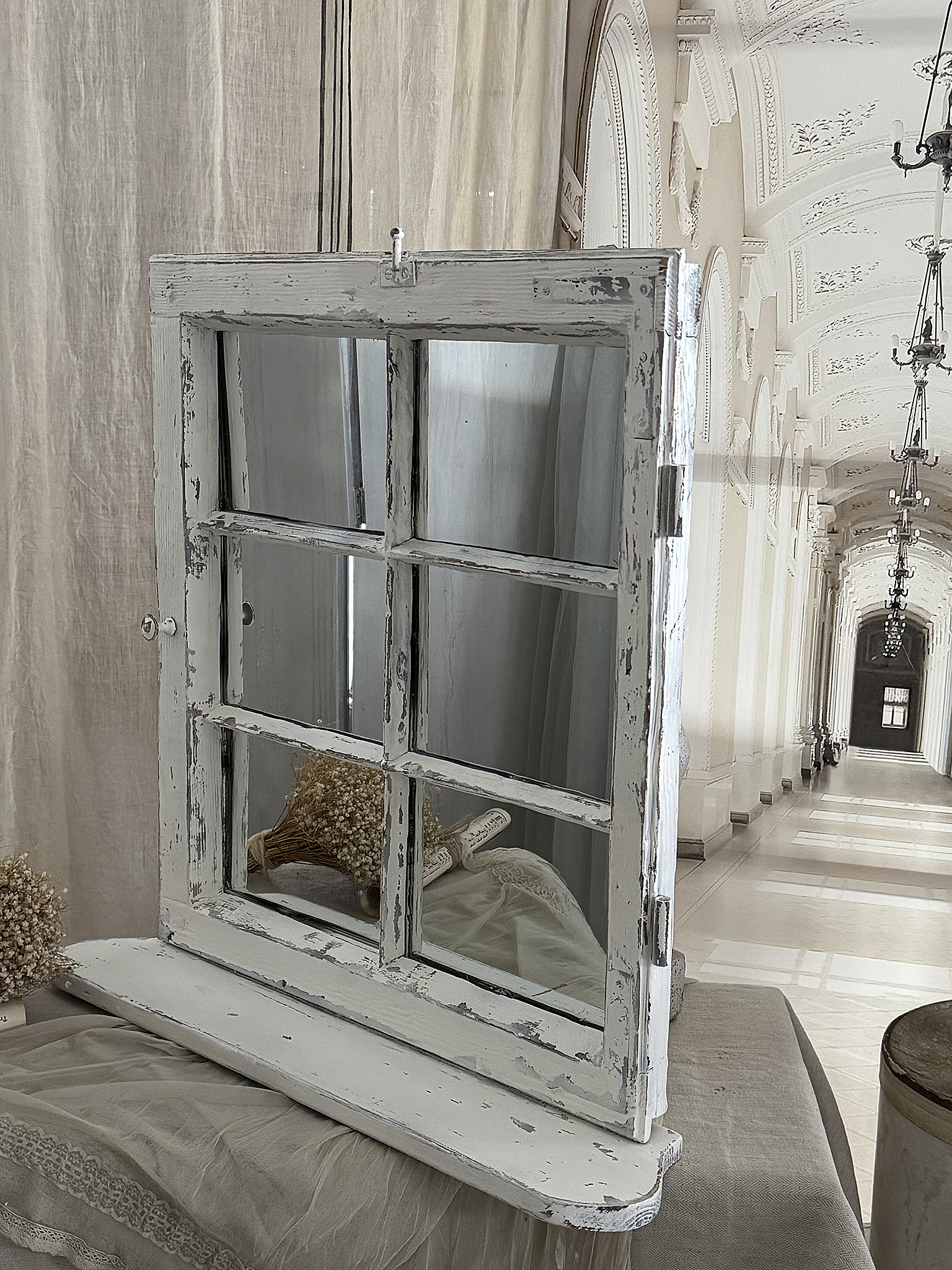 Altes Sprossen-Spiegelfenster mit Fensterbank***
