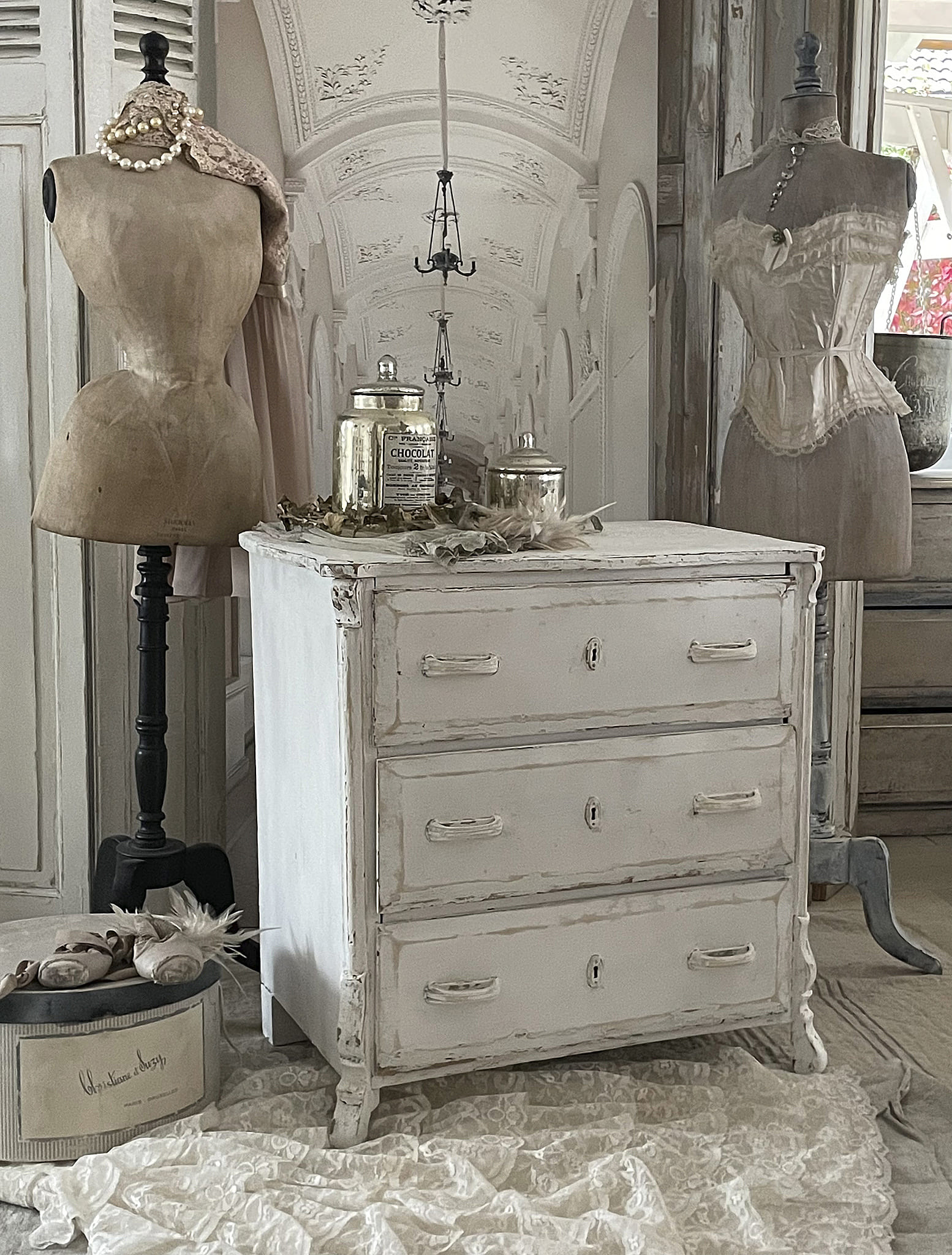 Klassische Kommode im Vintage-Stil mit elegantem Dekor Vintage Kommode mit drei Schubladen und stilvollen Accessoires in einem nostalgischen Raum
