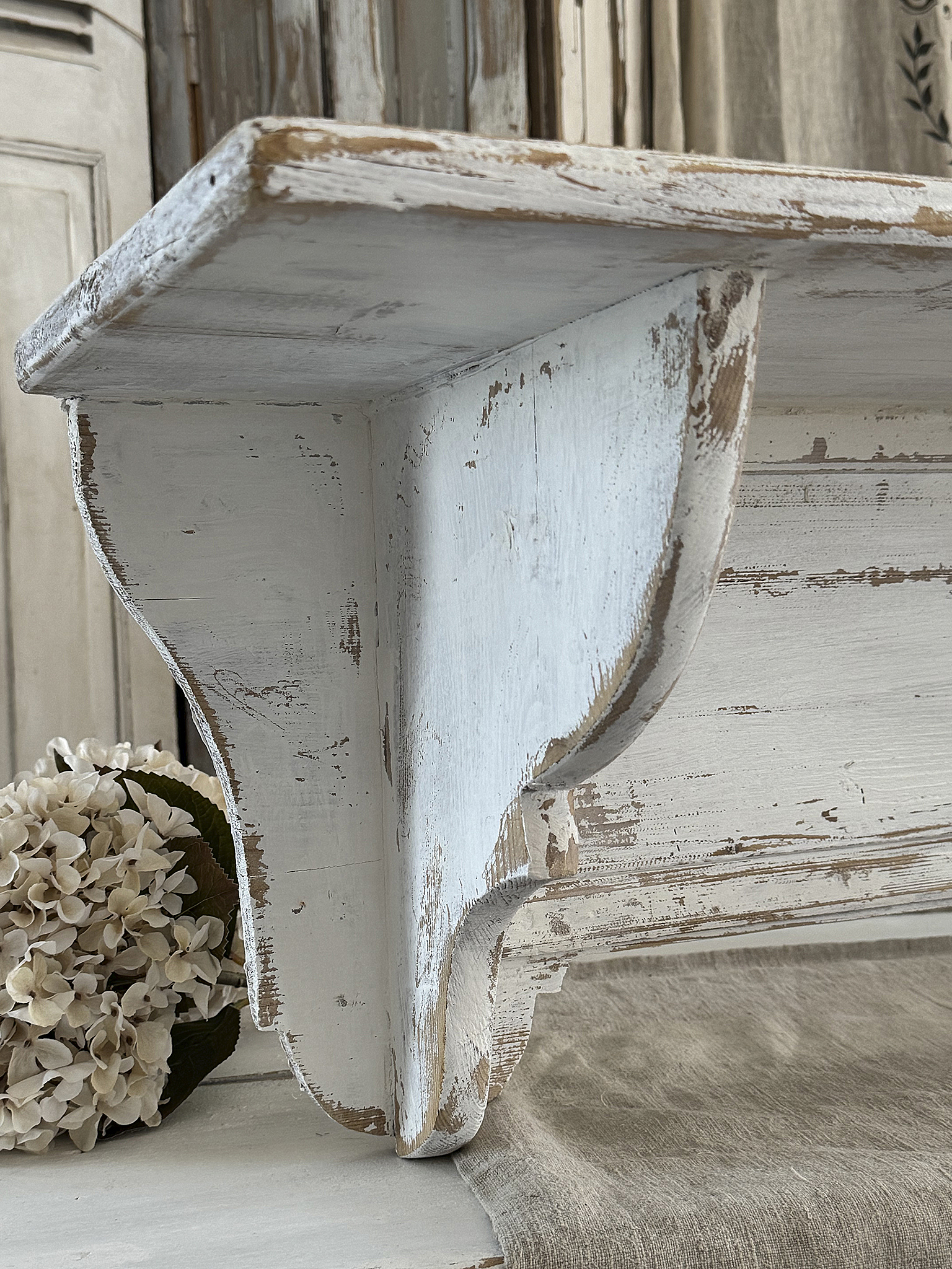 Antikes langes Gründerzeit-Regal im Shabby-Chic***