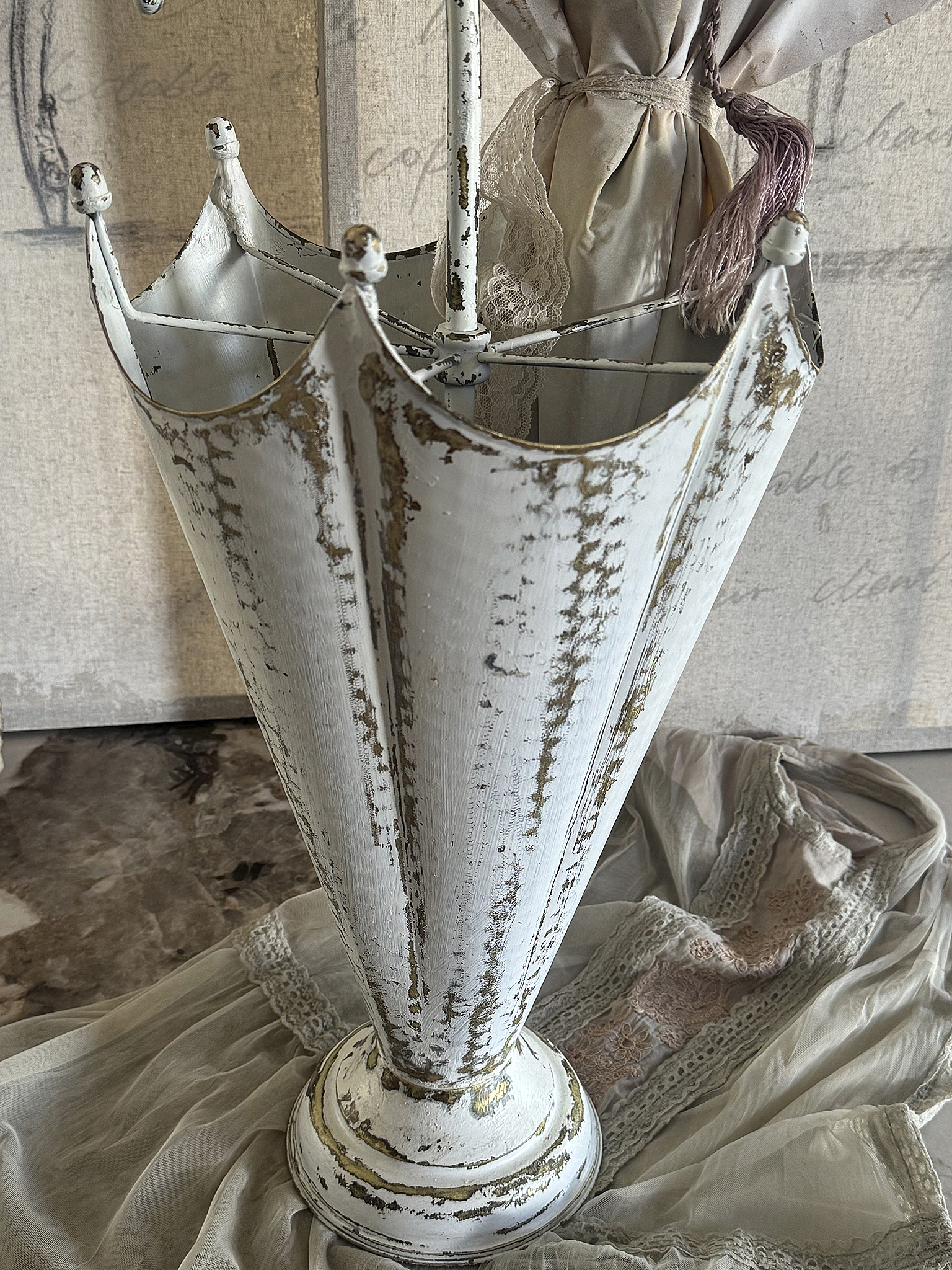Origineller alter Schirmständer im Shabbykleid***