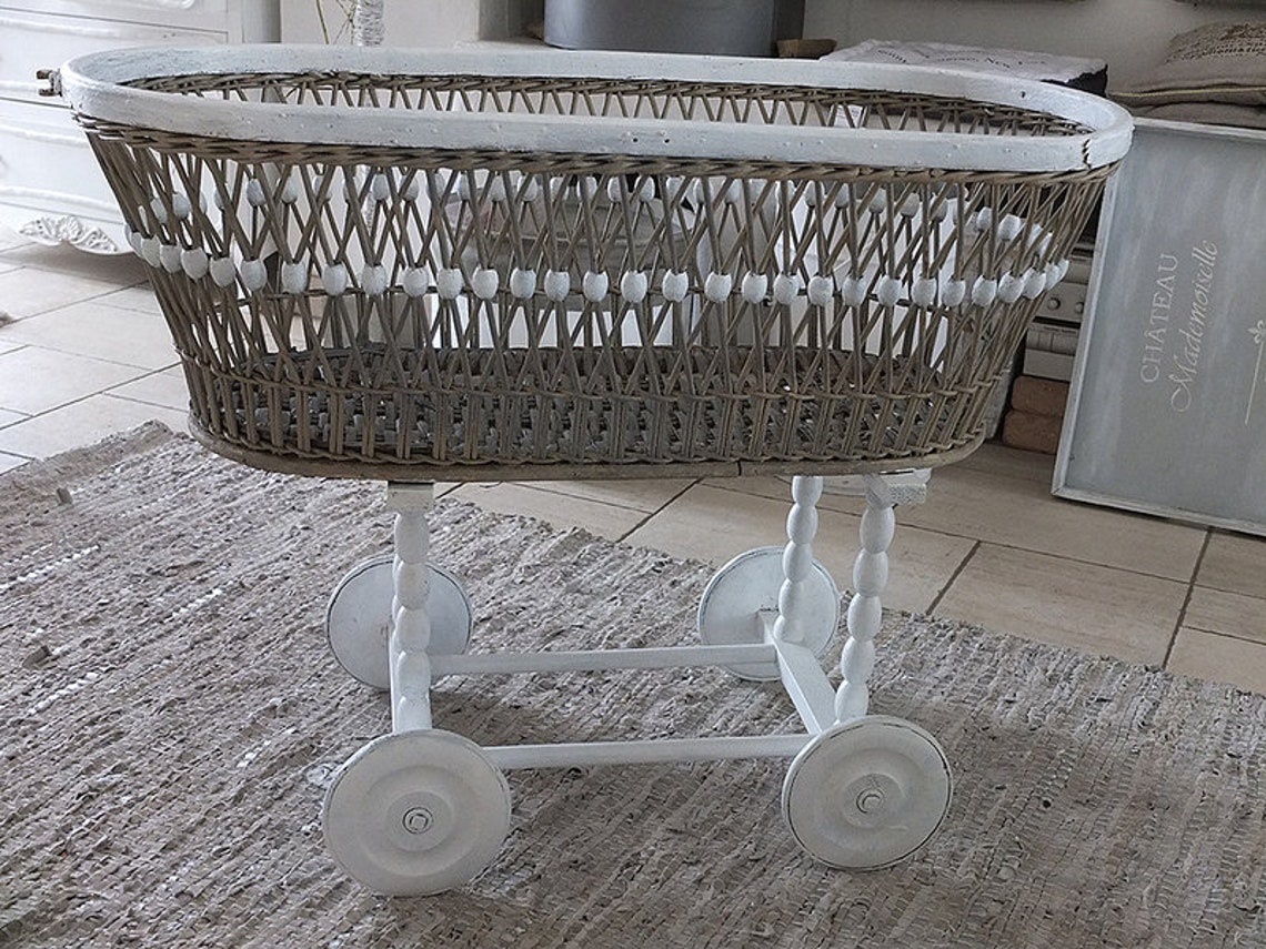 Alter Stubenwagen im Shabbychic