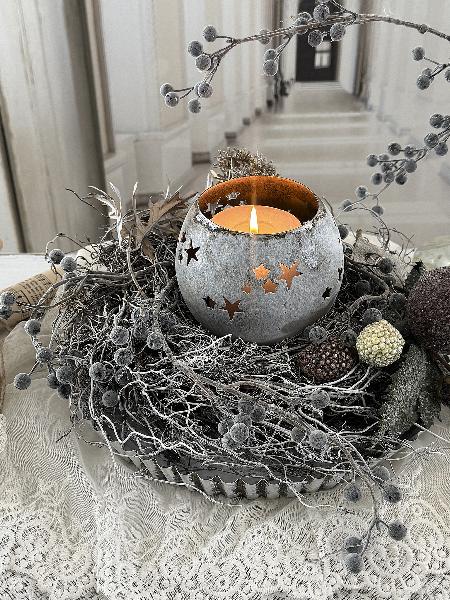 Adventsgesteck mit nostalgischem Sternenwindlicht – Winterlicher Frostzauber im Shabby Chic***