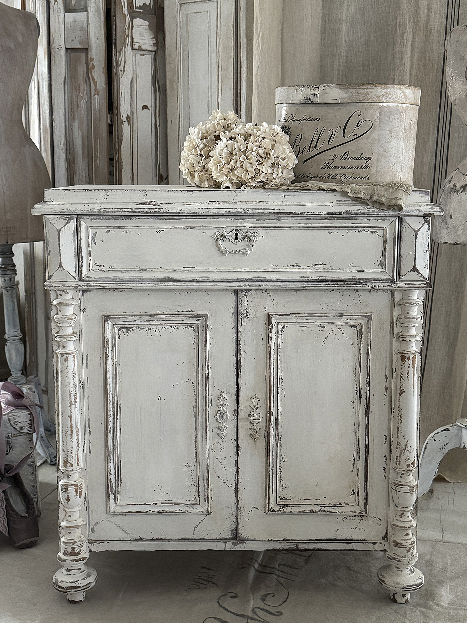 Antike Shabby-Kommode mit klappbarer Ablage***