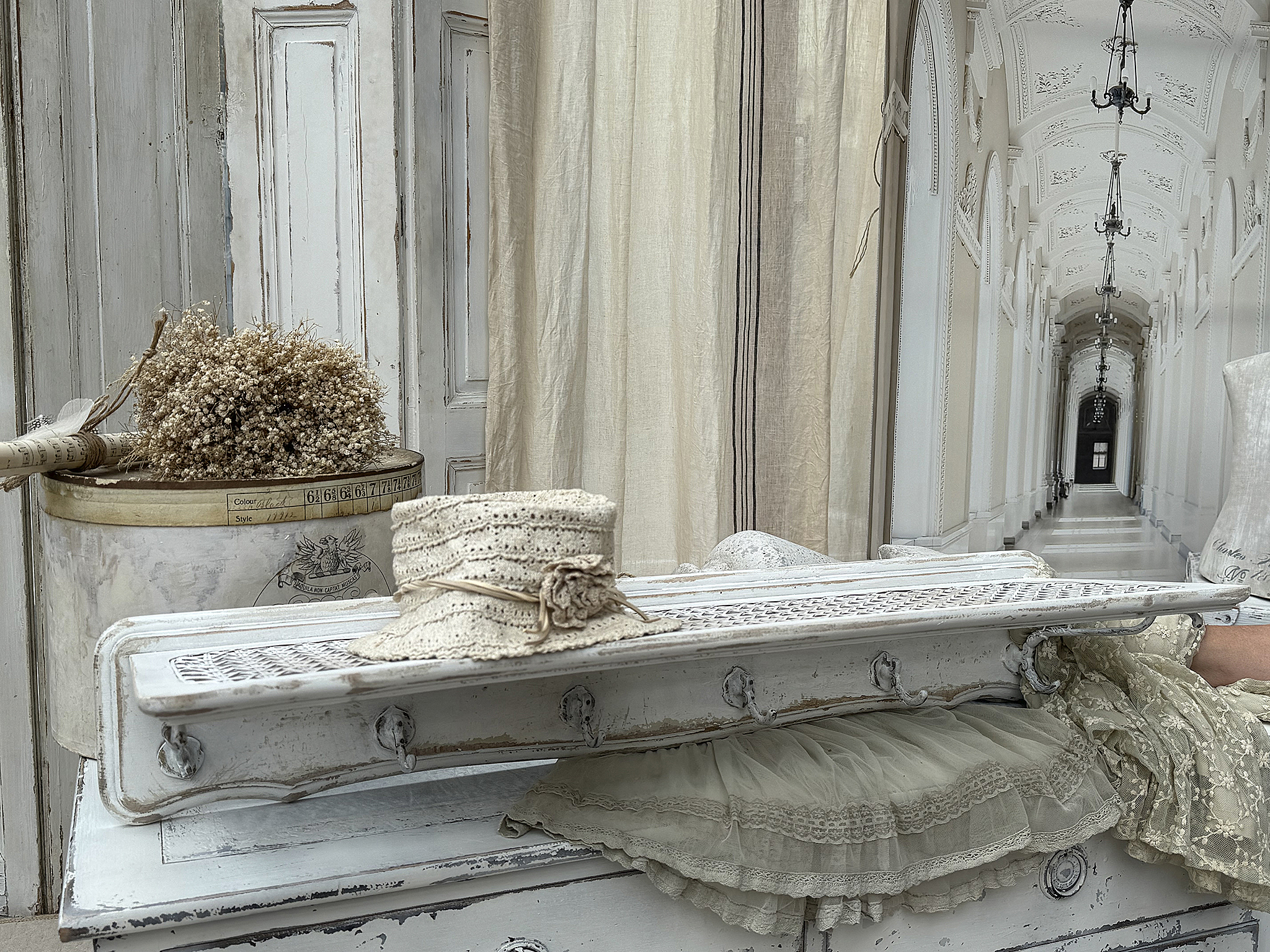 Altes Garderobenregal mit Ablage Altes Garderobenregal mit Ablage