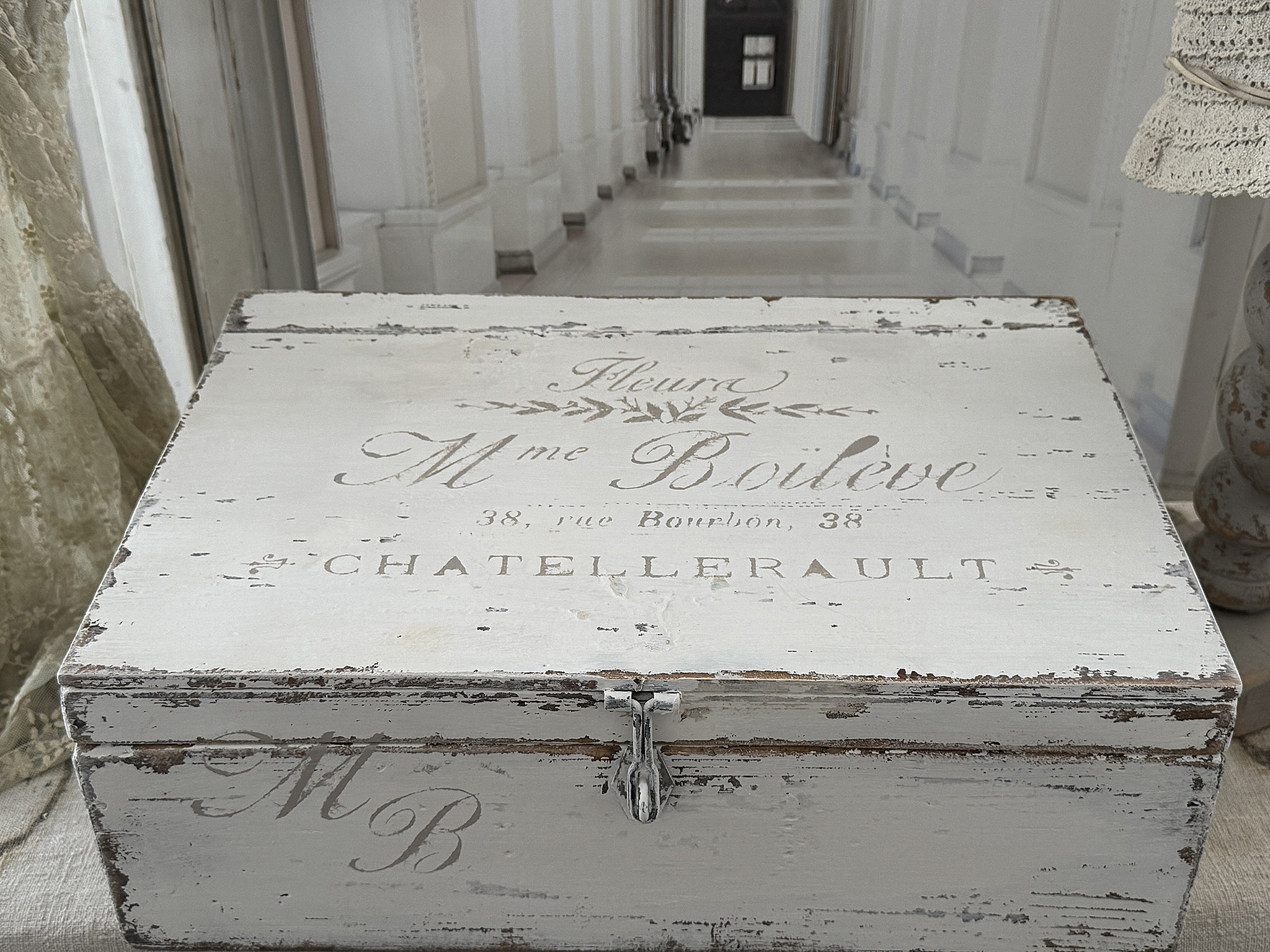 Alte große Holztruhe mit Klappdeckel – Shabby Chic Boileve***