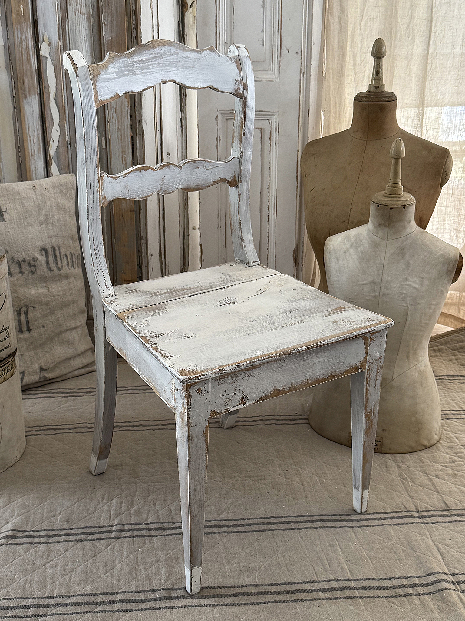 Antiker niedriger Biedermeierstuhl***