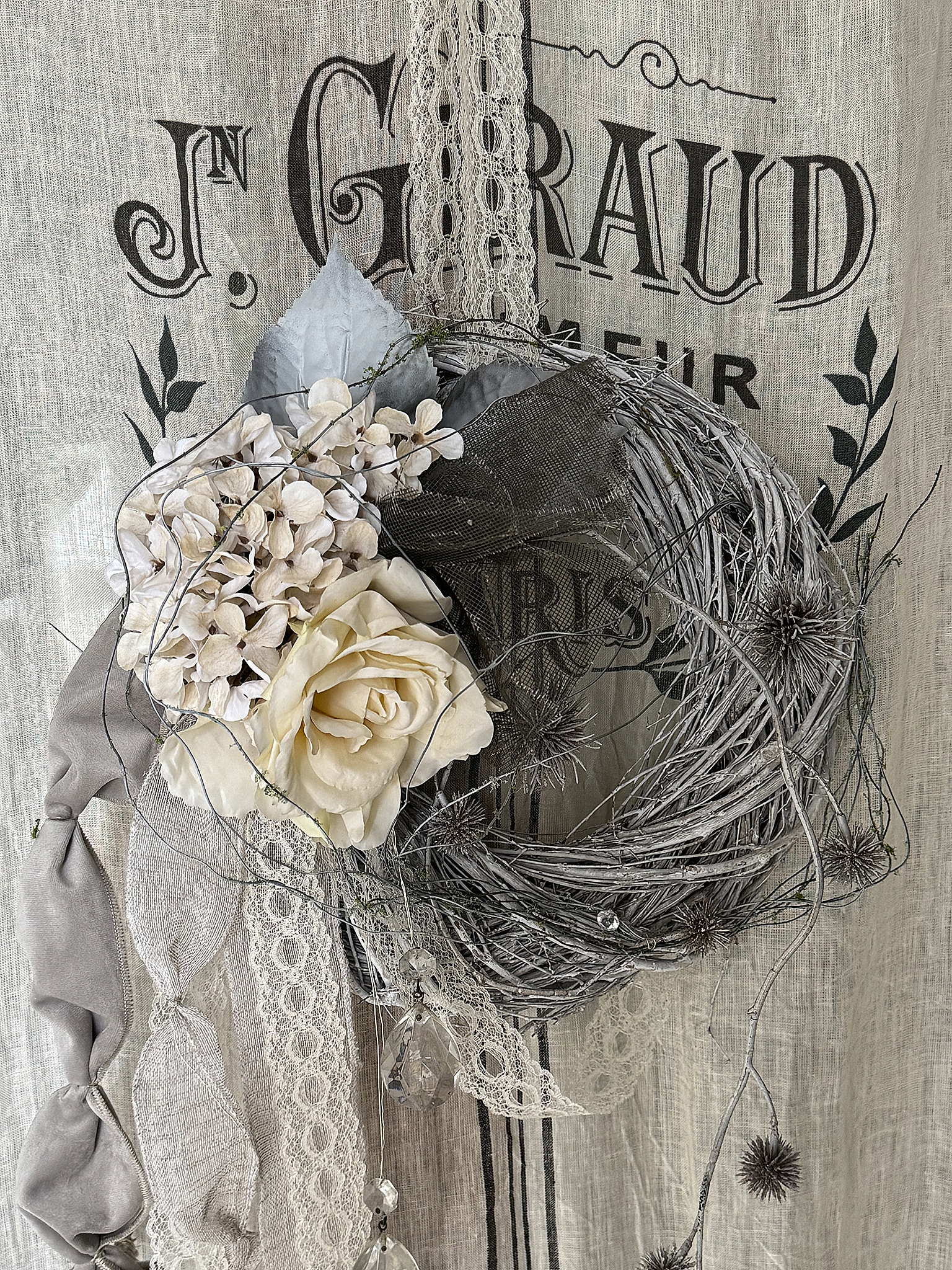 Romantischer Dekokranz im Shabby Chic – gebundener Kranz mit Rosen, Spitze & alten Kristallen im französischen Landhausstil***