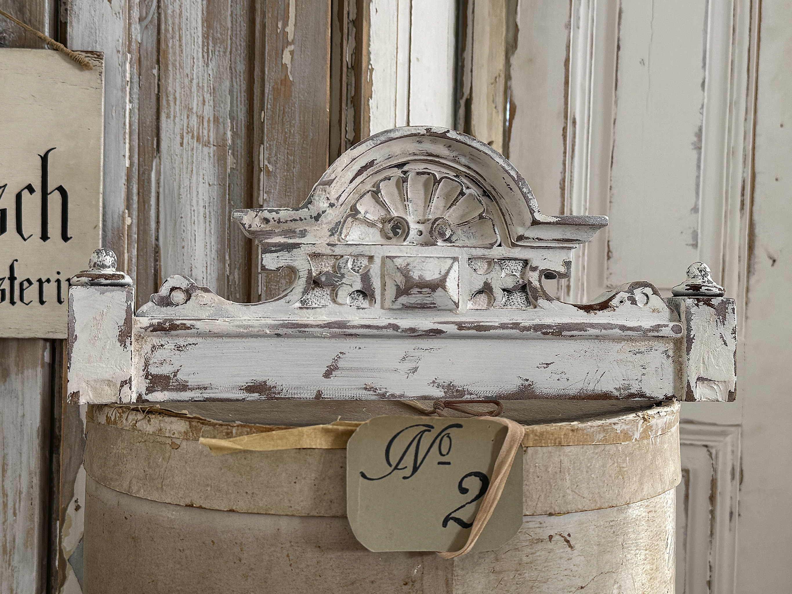 Antike Schrankkronen im alten Lack – kleine Schätze vergangener Handwerkskunst*** Antike Schrankkronen im alten Lack – kleine Schätze vergangener Handwerkskunst***