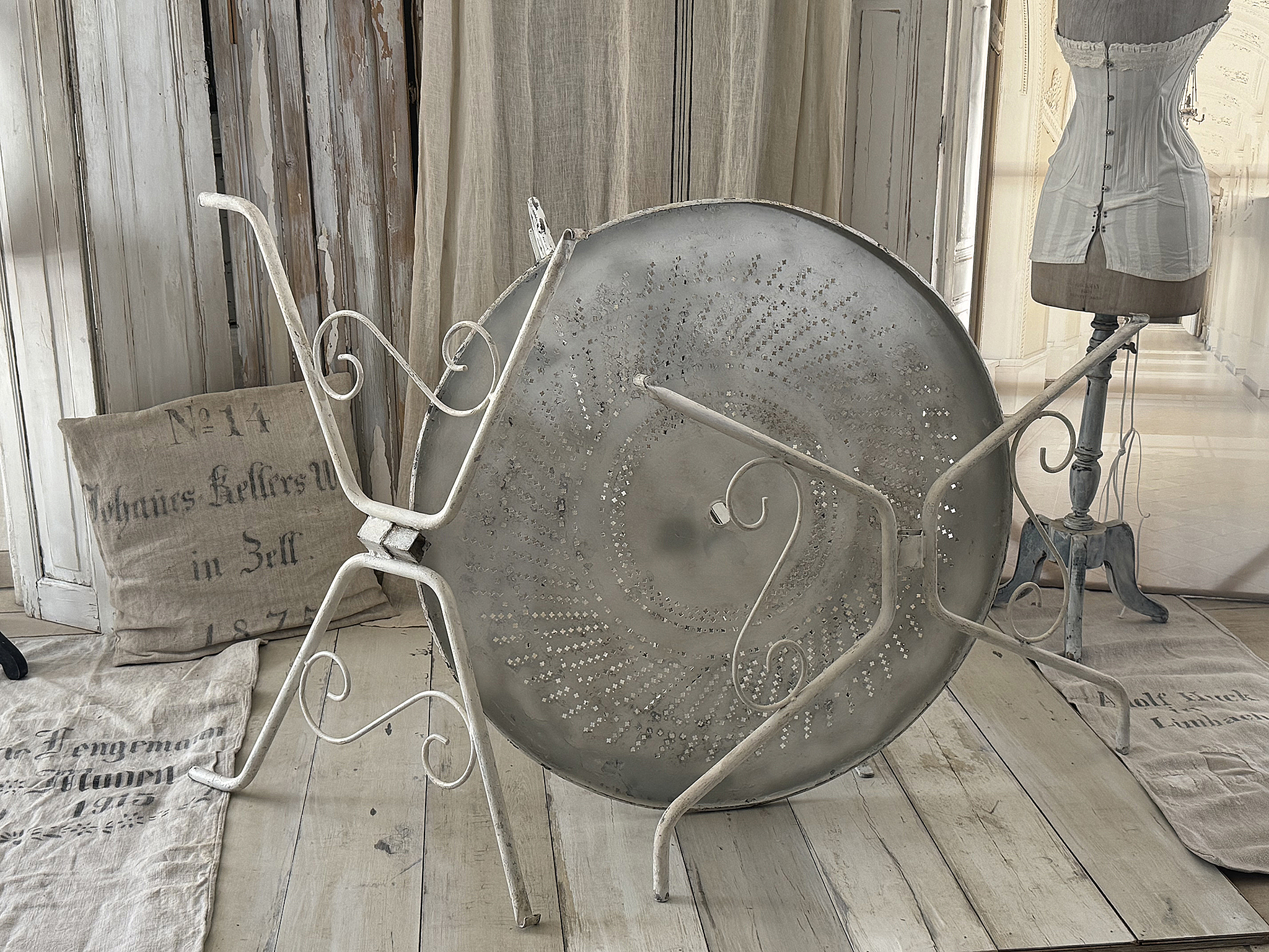 Französischer Gartentisch aus Eisen – nostalgischer Charme mit authentischer Patina***