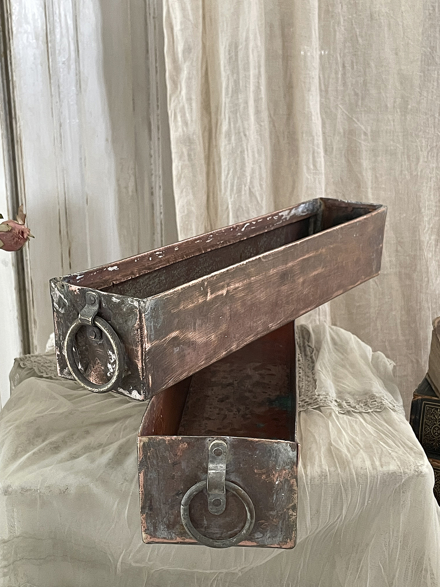 Rustikale Metallkisten im Vintage-Stil für dekorative Aufbewahrung Zwei rustikale Metallkisten mit einem Vintage-Look, ideal für die stilvolle Aufbewahrung von Gegenständen.