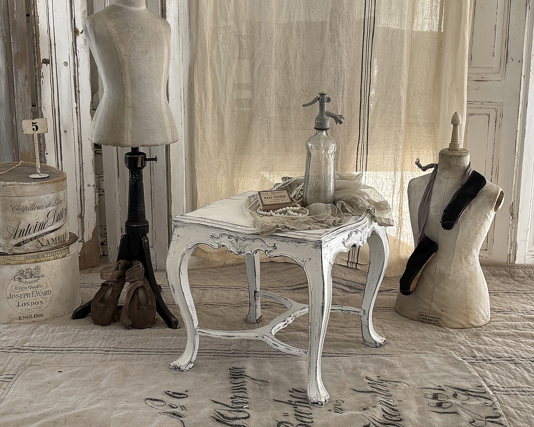 Antikes Basteltischchen / Sitzhocker im Original-Vintage-Kleid***