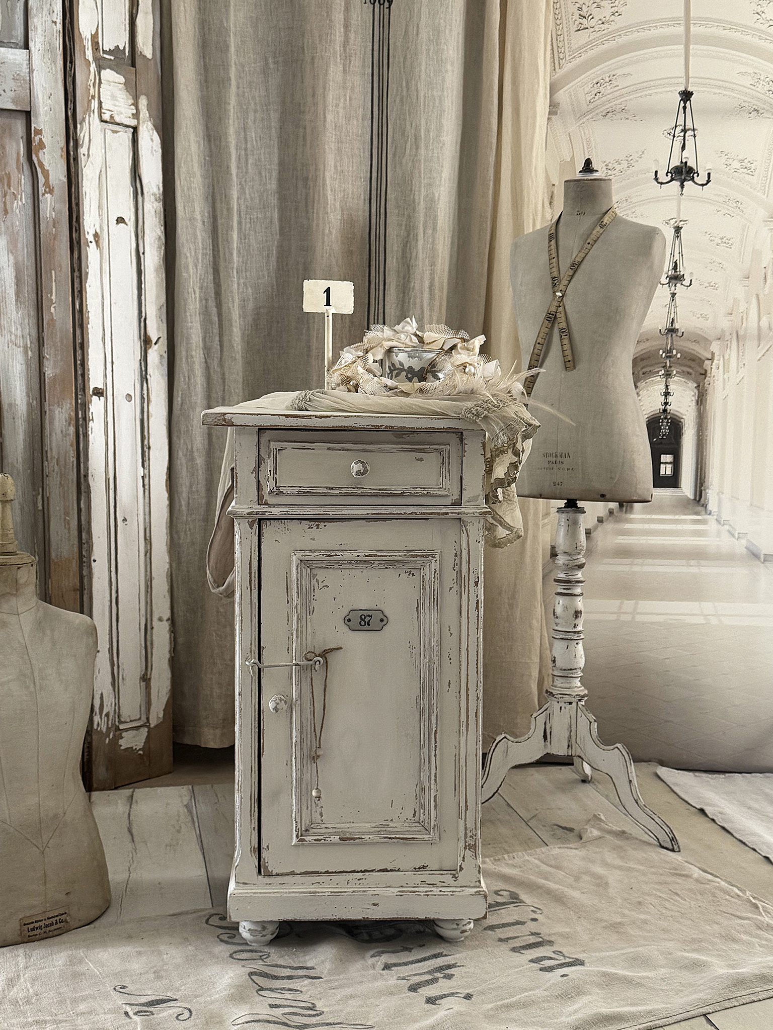 Altes Shabby-Schränkchen „87“***