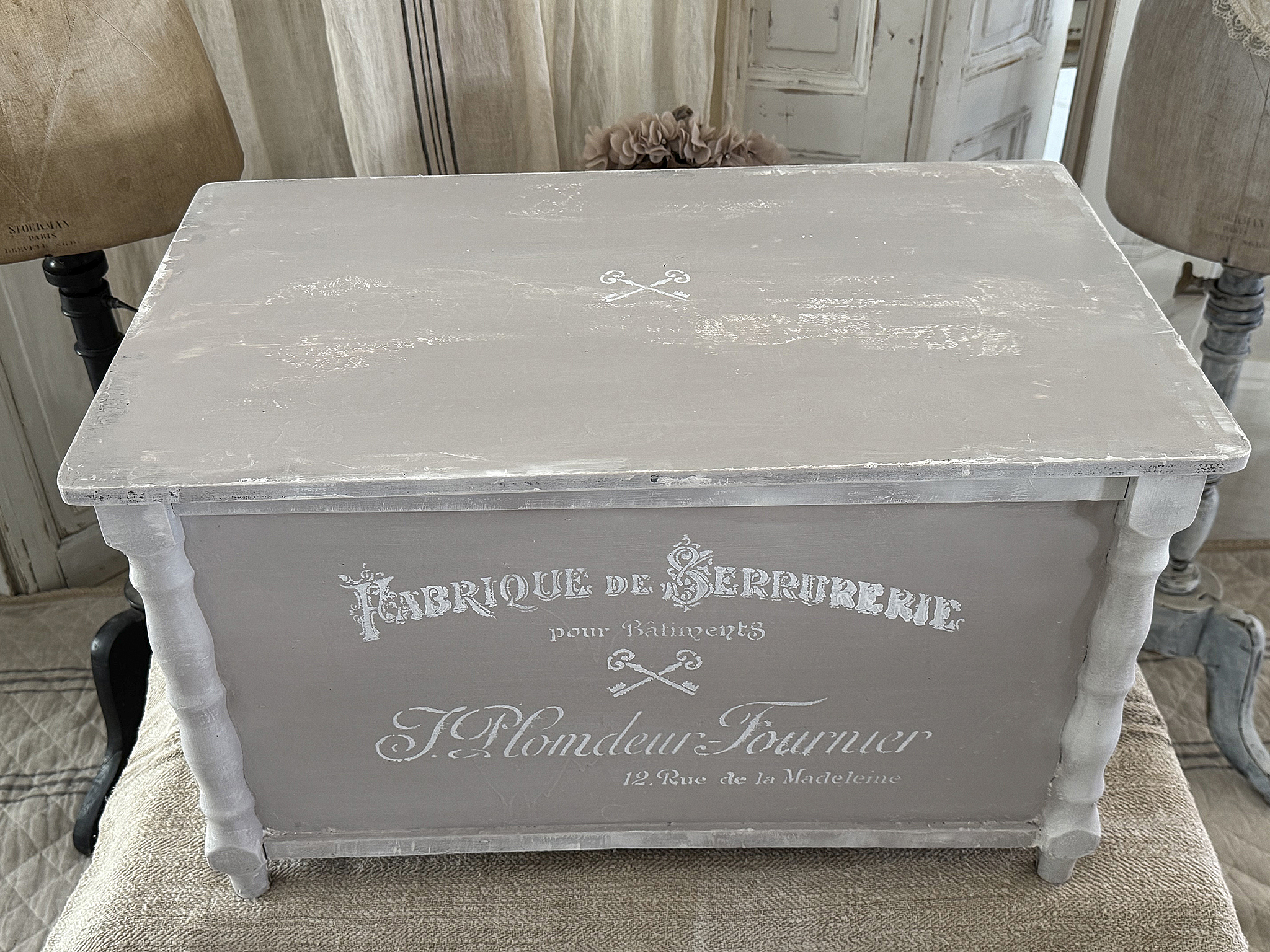 Alte Sitztruhe/Klapptruhe in taupe-weiß*** Alte Sitztruhe/Klapptruhe in taupe-weiß***