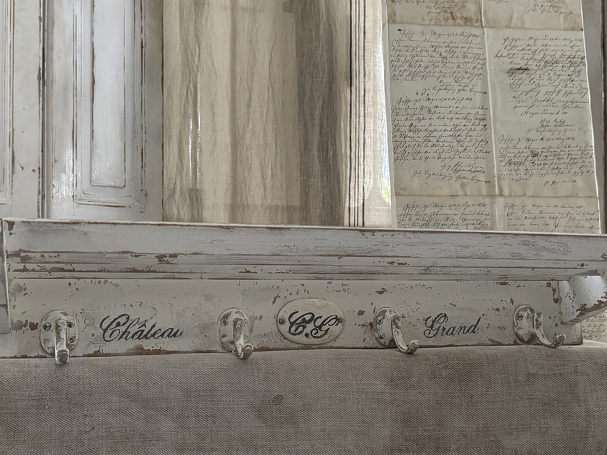 Altes Garderobenregal mit Ablage***