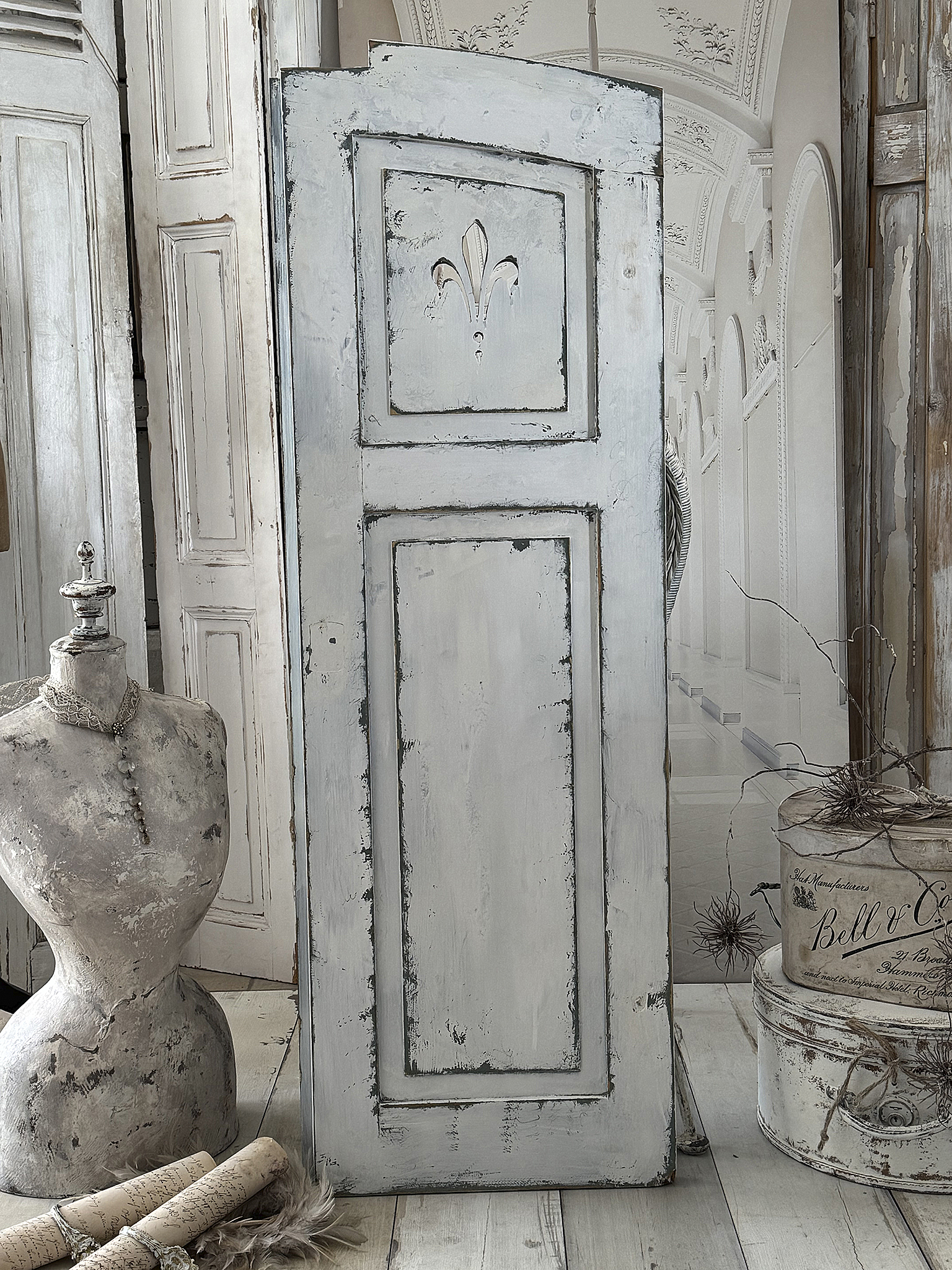 Antiker französischer Shabby-Fensterladen aus Vollholz mit Lilien-Dekor 1***