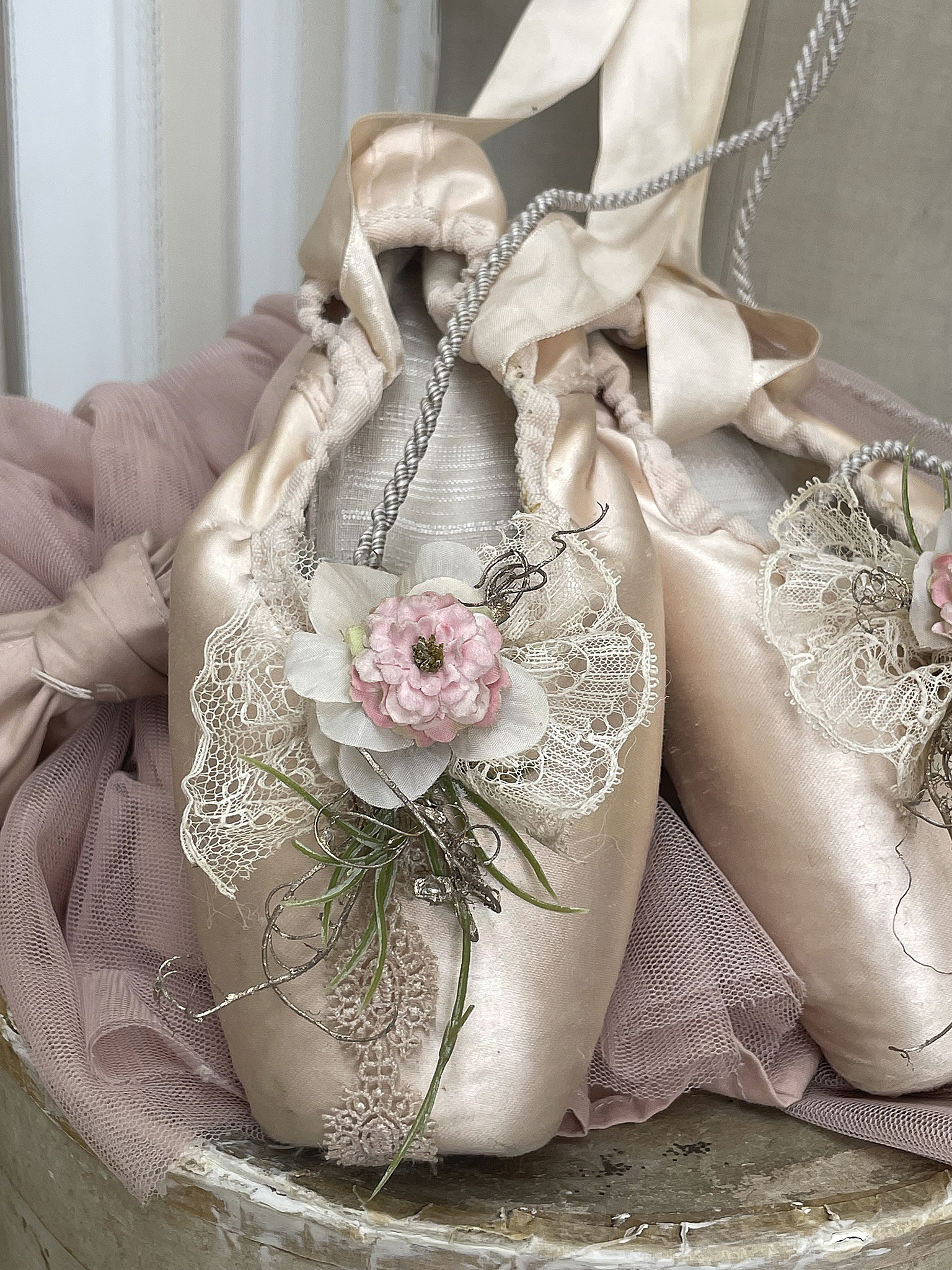 Alte Ballettschuhe Brocante mit Röschen und Spitze***