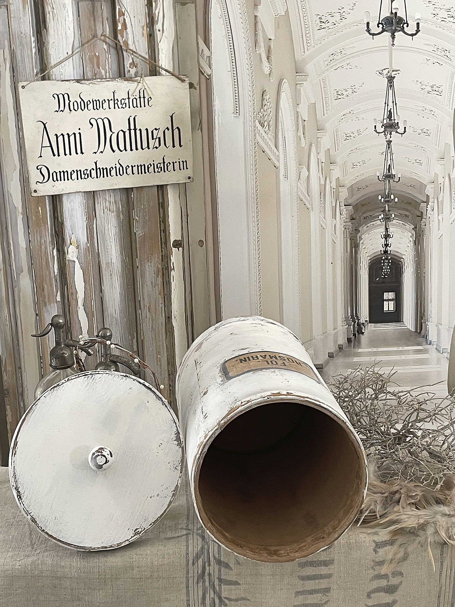 Vintage Schneiderwerkstatt von Anni Mattusch mit nostalgischem Flair Bild der Modewerkstätte Anni Mattusch mit alten Schneiderutensilien und elegantem Interieur.
