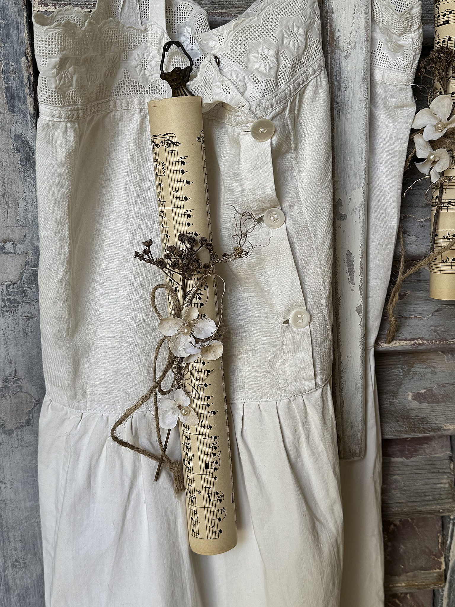 Holzbügel aus Frankreich mit Kinder-Leinenkleid und Notenblättern***